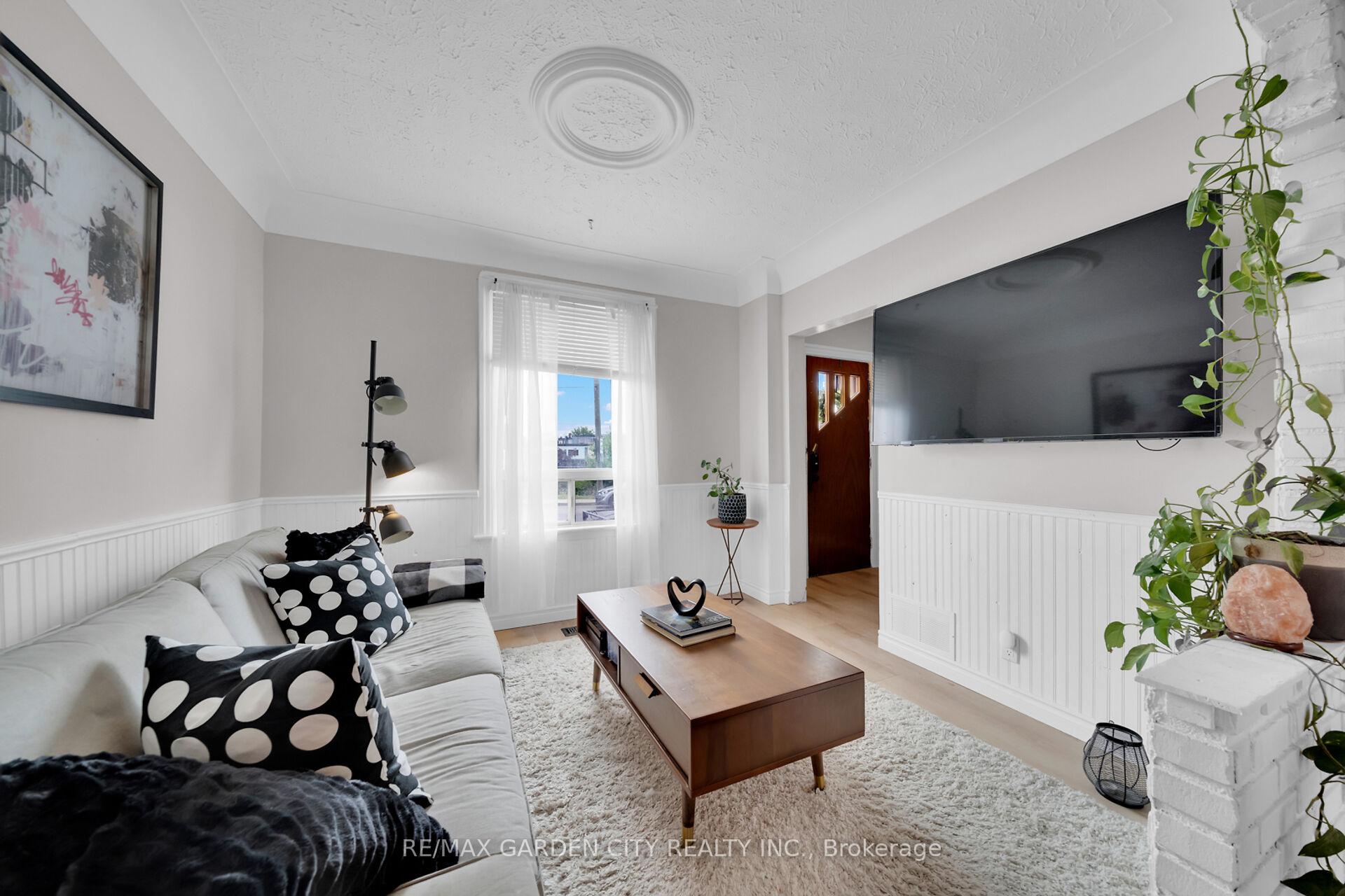 Photo 2 of 92 Glendale Avenue N, Hamilton, Crown Point — HOMEH