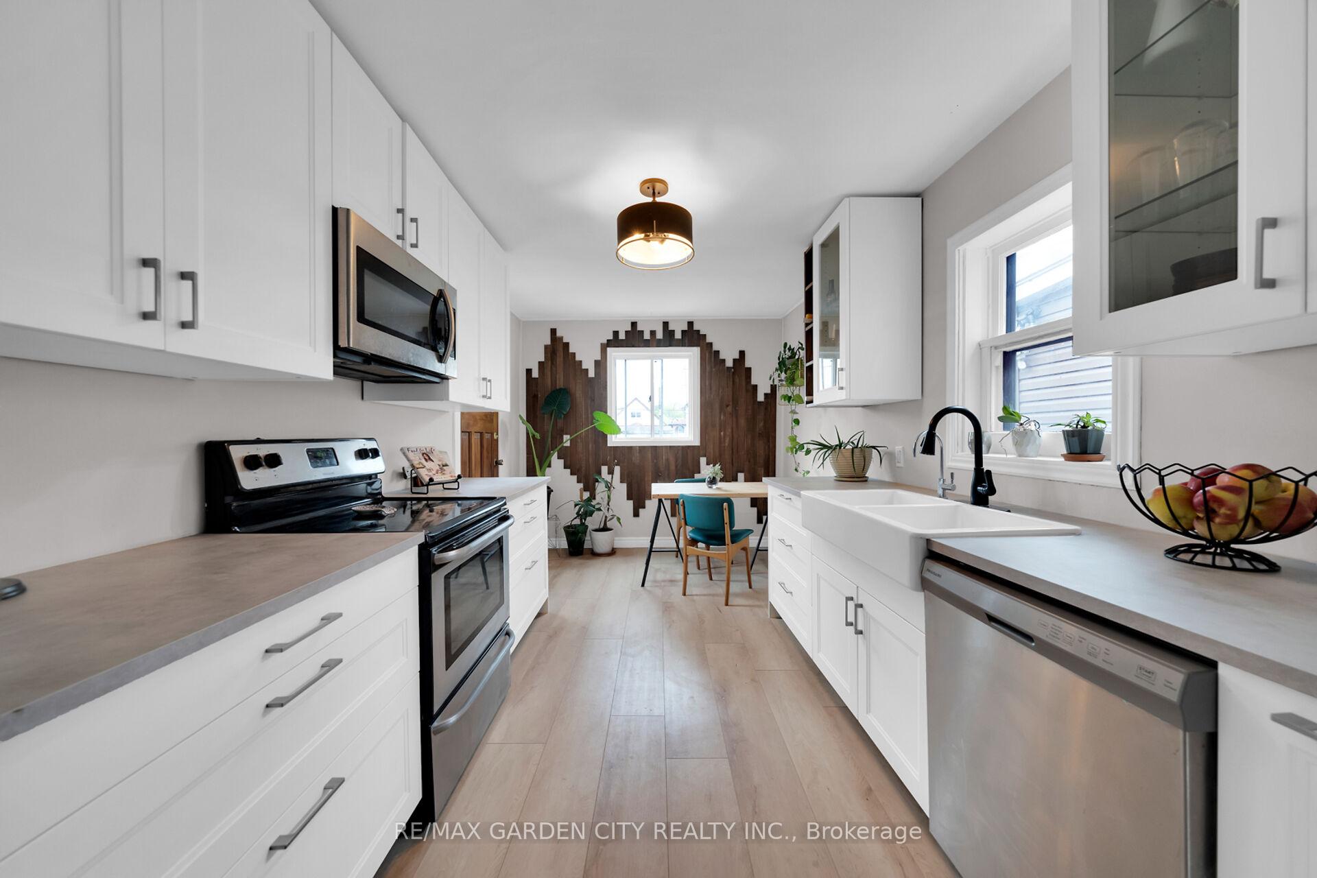 Photo 4 of 92 Glendale Avenue N, Hamilton, Crown Point — HOMEH