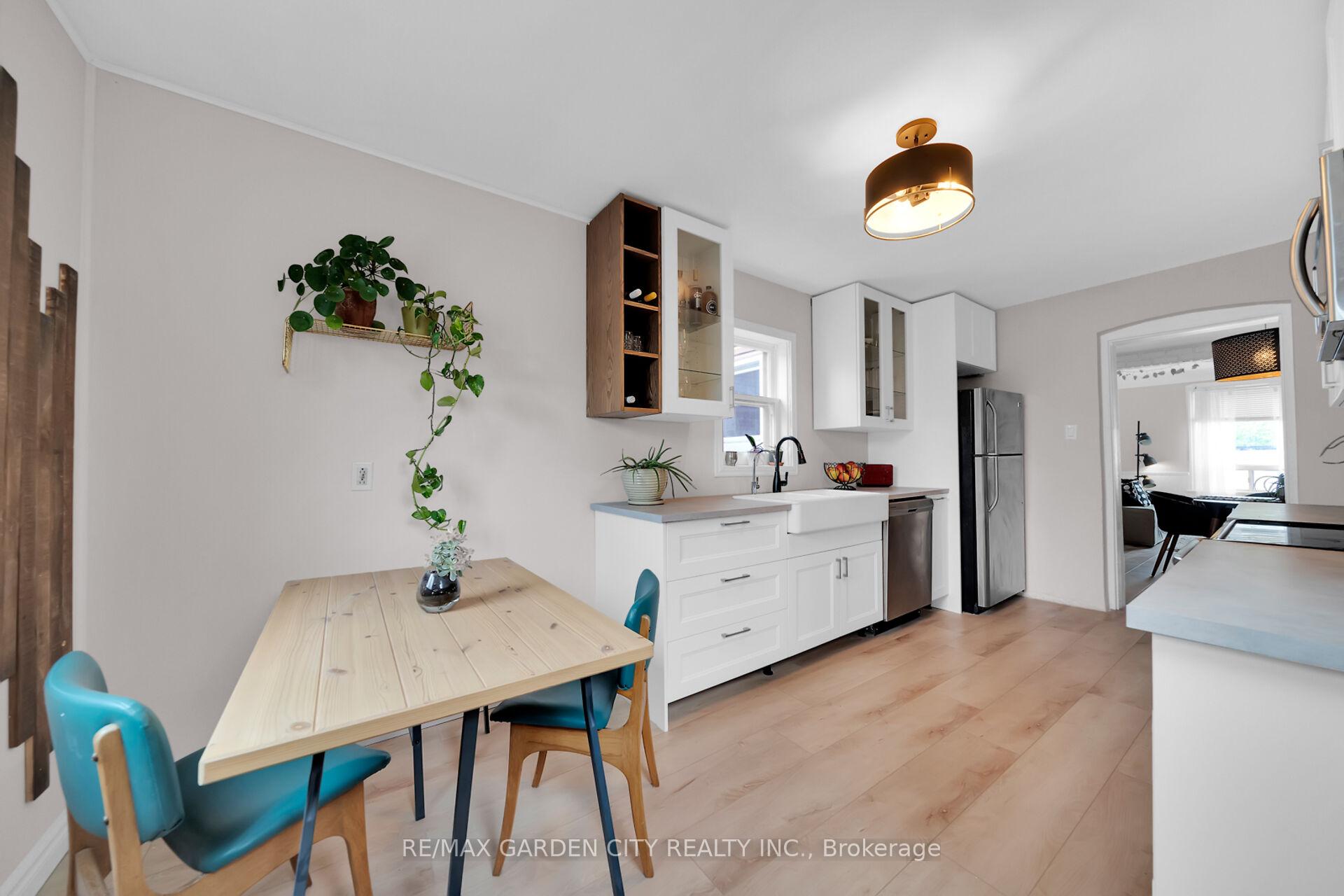 Photo 19 of 92 Glendale Avenue N, Hamilton, Crown Point — HOMEH