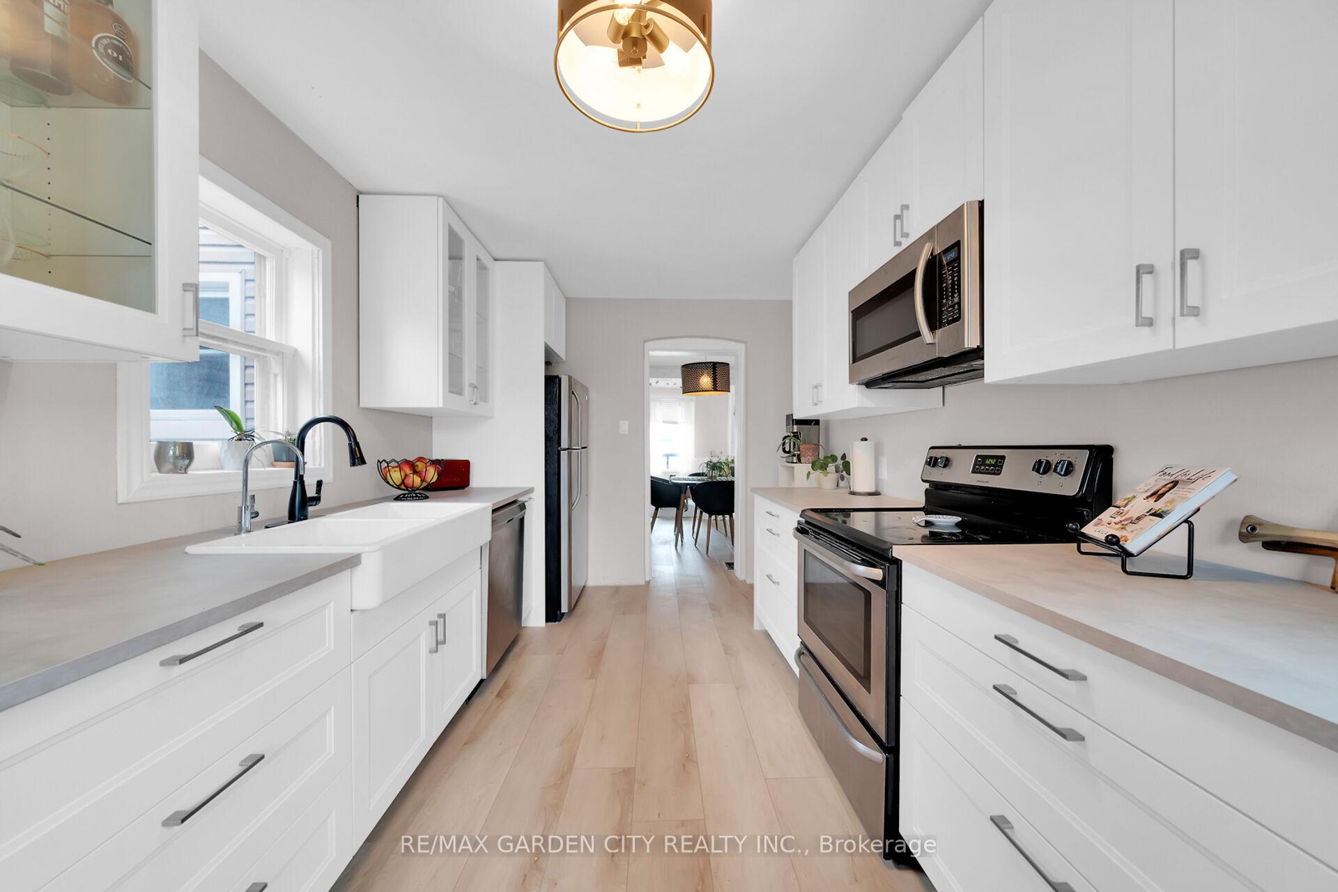 Photo 14 of 92 Glendale Avenue N, Hamilton, Crown Point — HOMEH