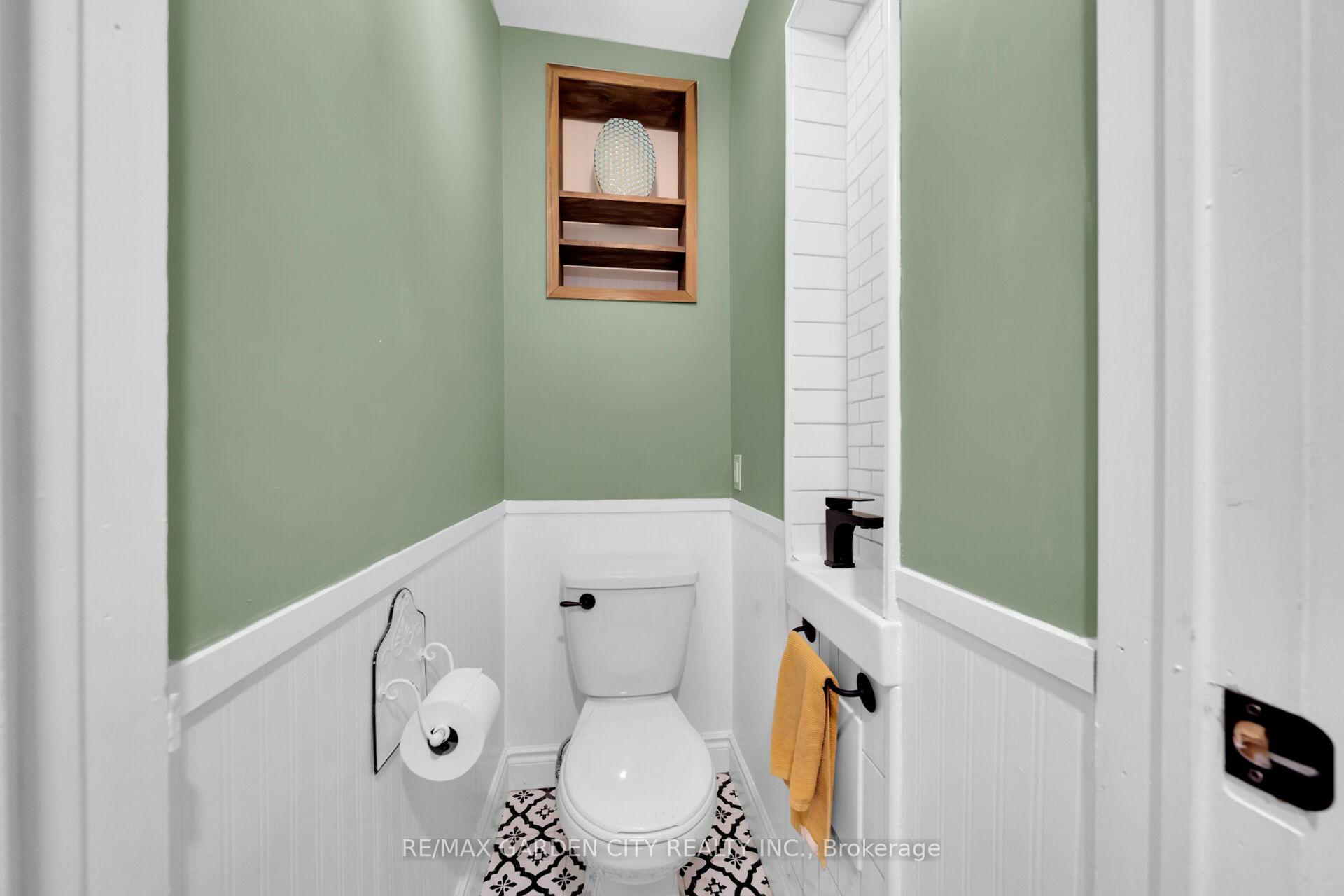 Photo 10 of 92 Glendale Avenue N, Hamilton, Crown Point — HOMEH