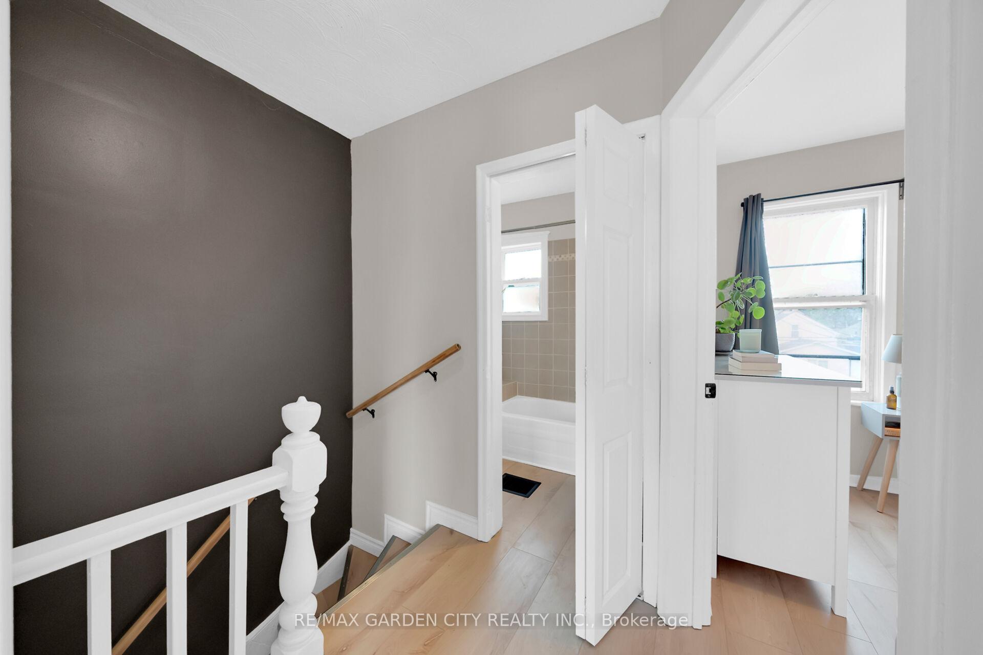 Photo 9 of 92 Glendale Avenue N, Hamilton, Crown Point — HOMEH