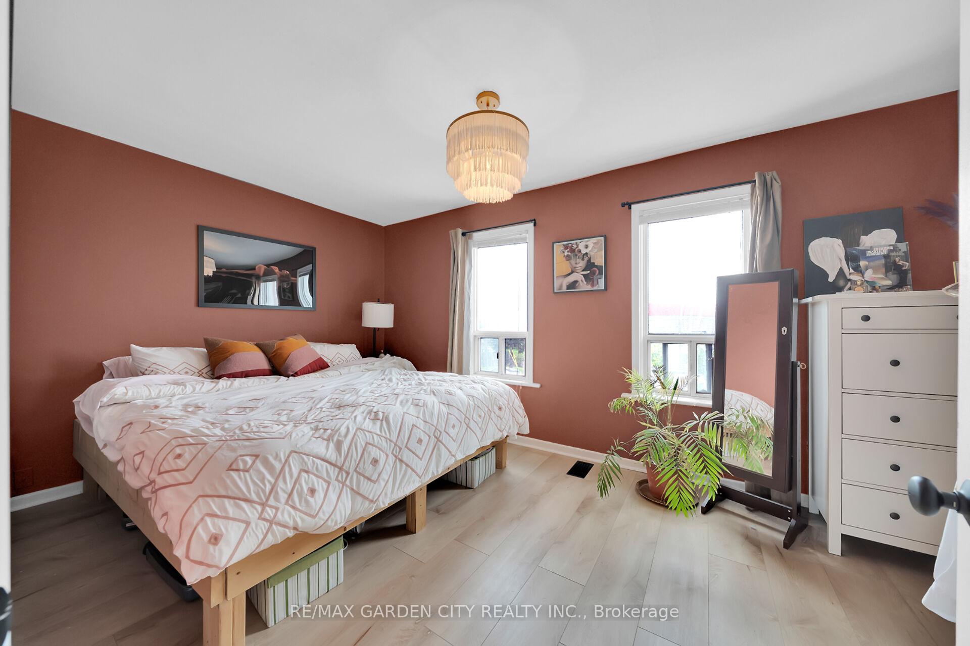 Photo 16 of 92 Glendale Avenue N, Hamilton, Crown Point — HOMEH