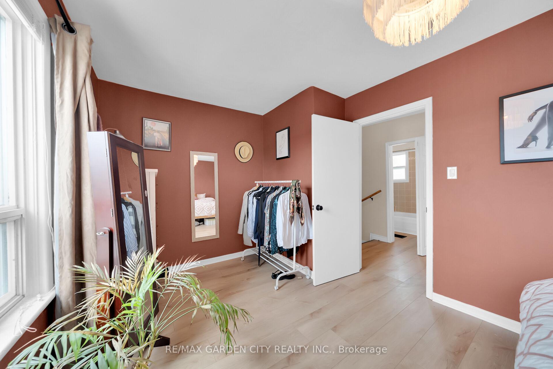 Photo 5 of 92 Glendale Avenue N, Hamilton, Crown Point — HOMEH
