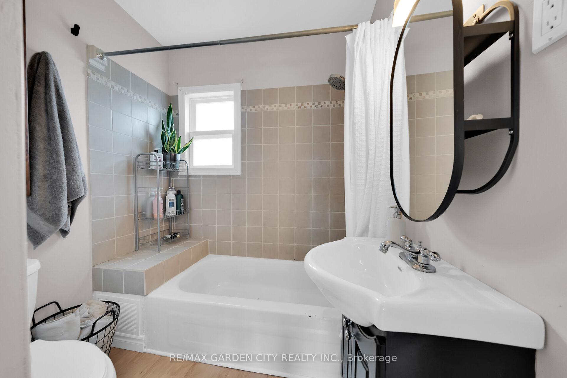 Photo 12 of 92 Glendale Avenue N, Hamilton, Crown Point — HOMEH