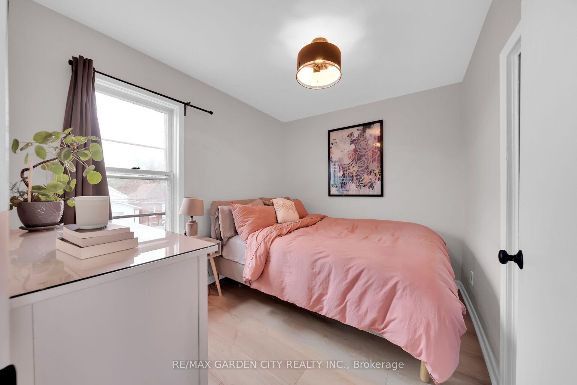 Photo 22 of 92 Glendale Avenue N, Hamilton, Crown Point — HOMEH