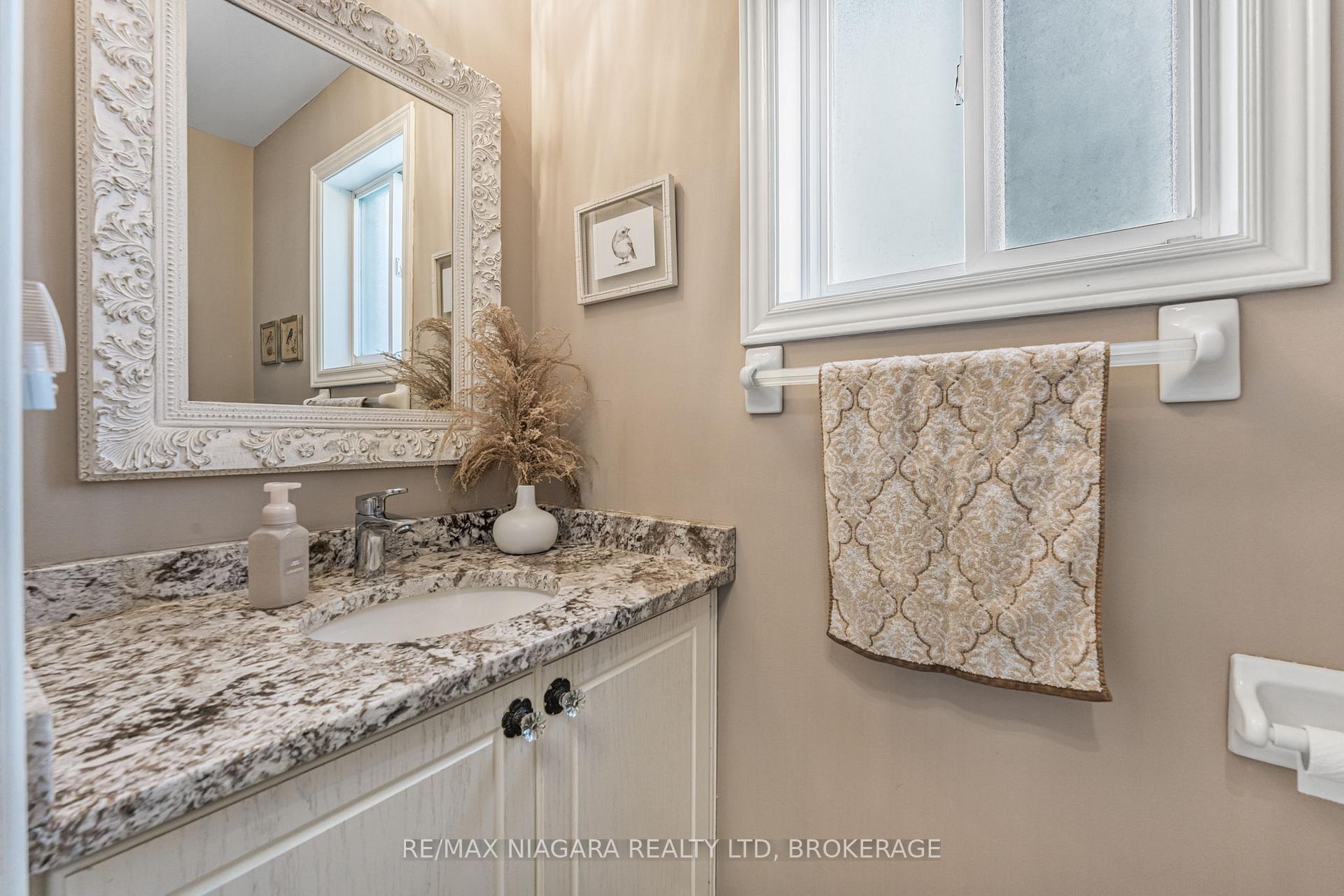 Photo 12 of 52 Cabriolet Crescent, Hamilton, Ancaster — HOMEH