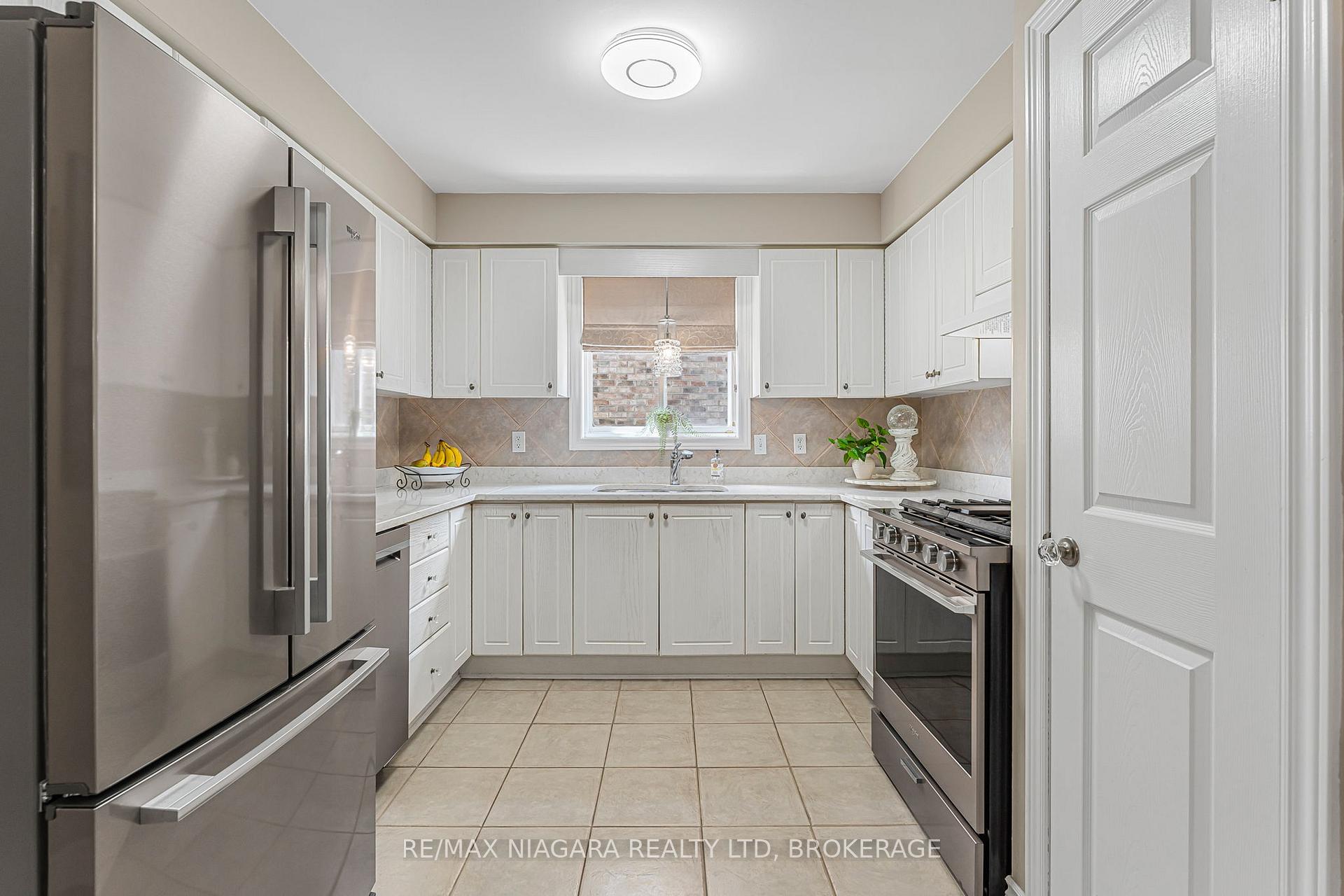 Photo 10 of 52 Cabriolet Crescent, Hamilton, Ancaster — HOMEH