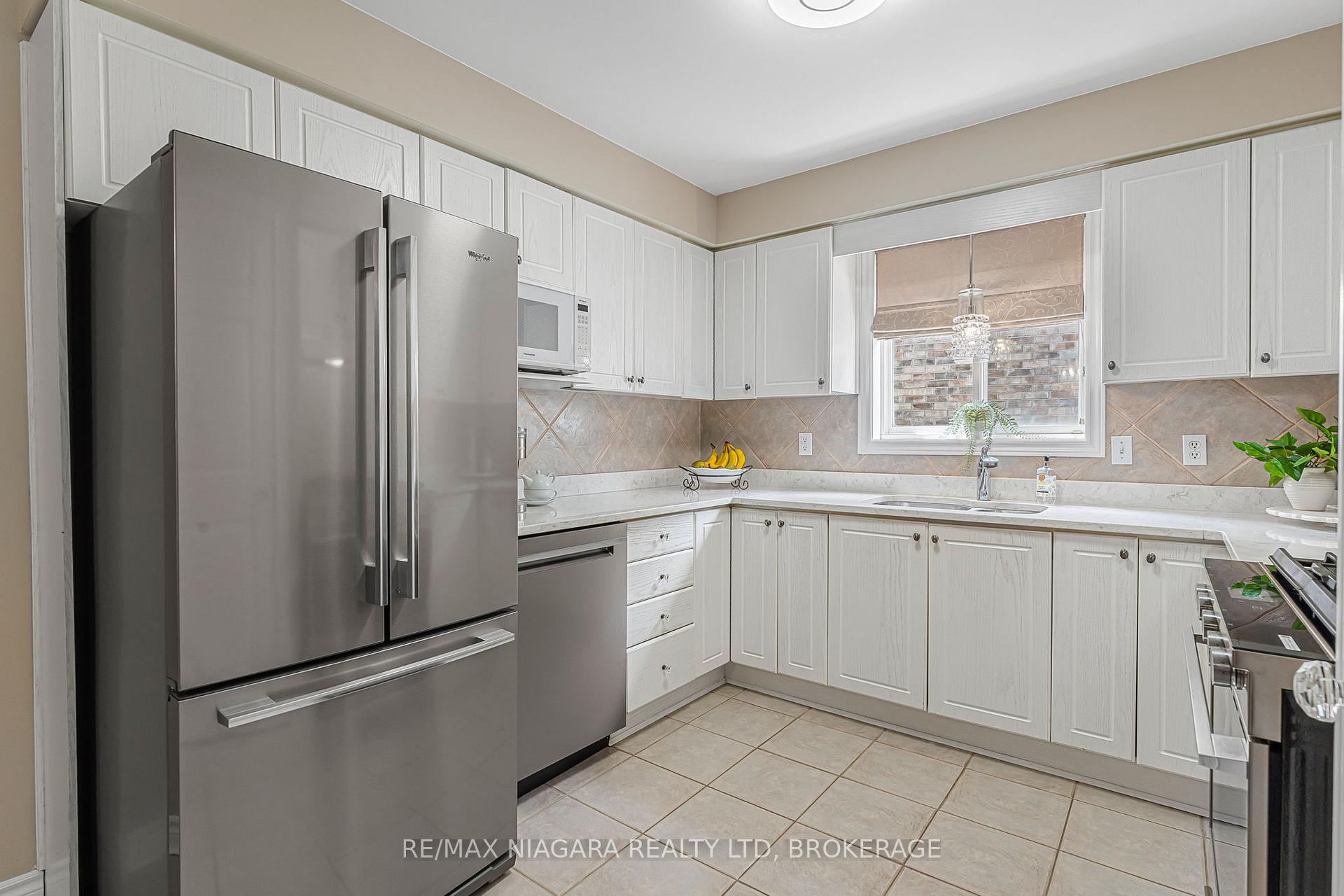 Photo 11 of 52 Cabriolet Crescent, Hamilton, Ancaster — HOMEH