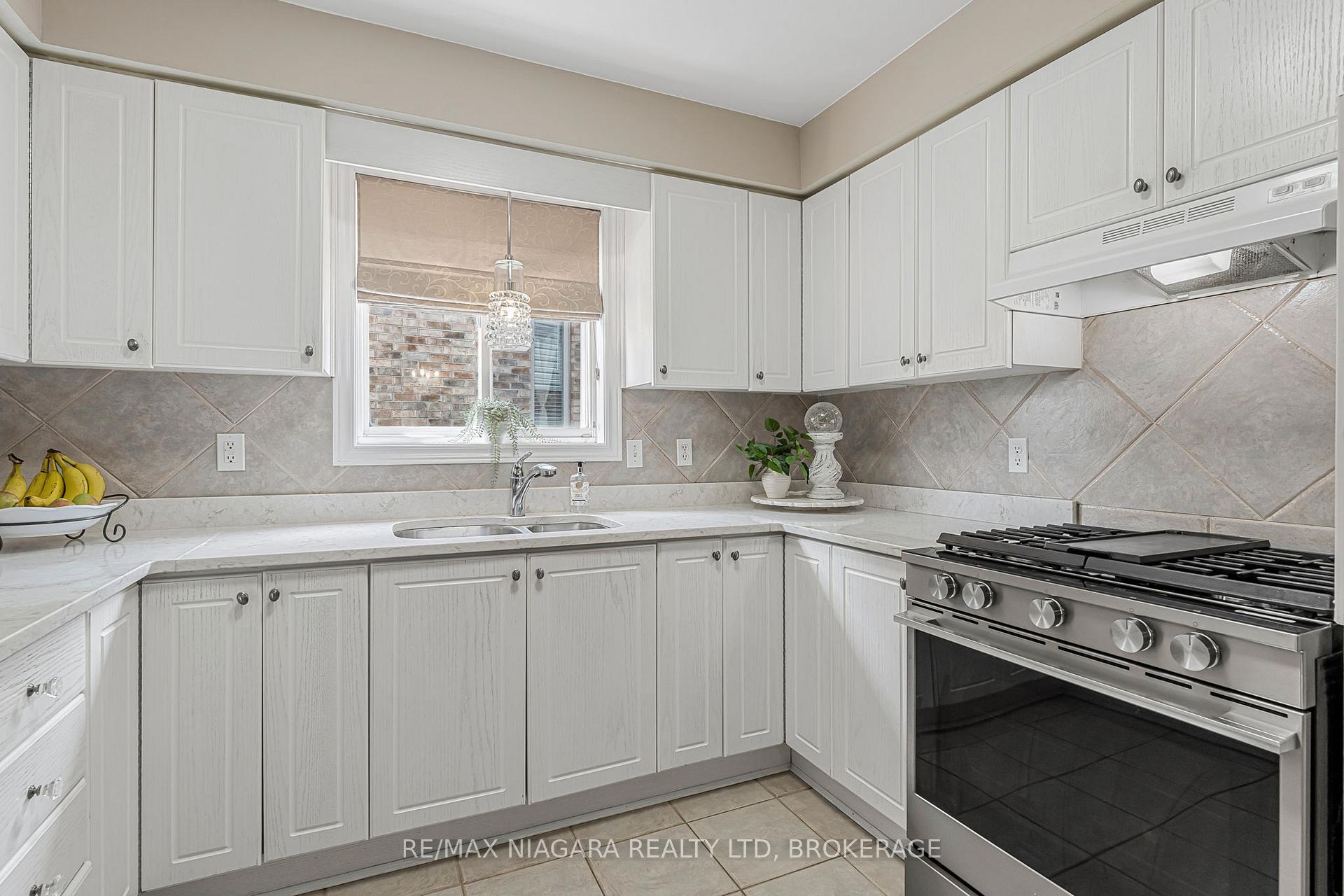 Photo 18 of 52 Cabriolet Crescent, Hamilton, Ancaster — HOMEH