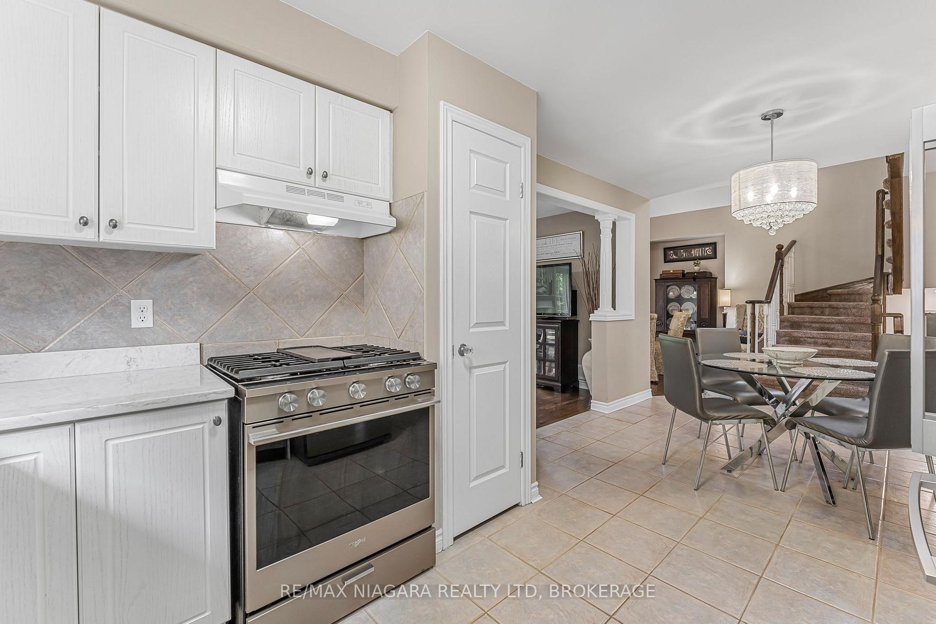 Photo 9 of 52 Cabriolet Crescent, Hamilton, Ancaster — HOMEH