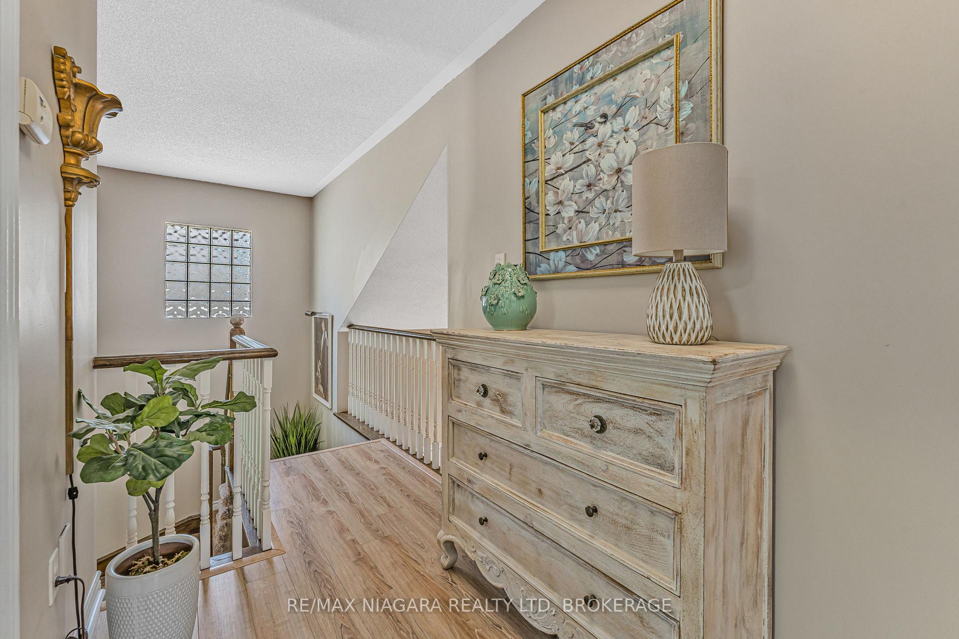 Photo 13 of 52 Cabriolet Crescent, Hamilton, Ancaster — HOMEH
