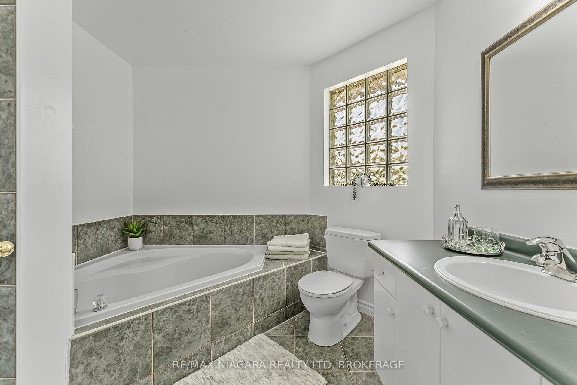 Photo 19 of 52 Cabriolet Crescent, Hamilton, Ancaster — HOMEH
