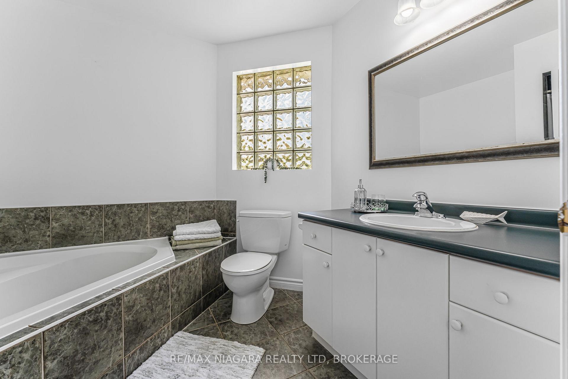 Photo 25 of 52 Cabriolet Crescent, Hamilton, Ancaster — HOMEH