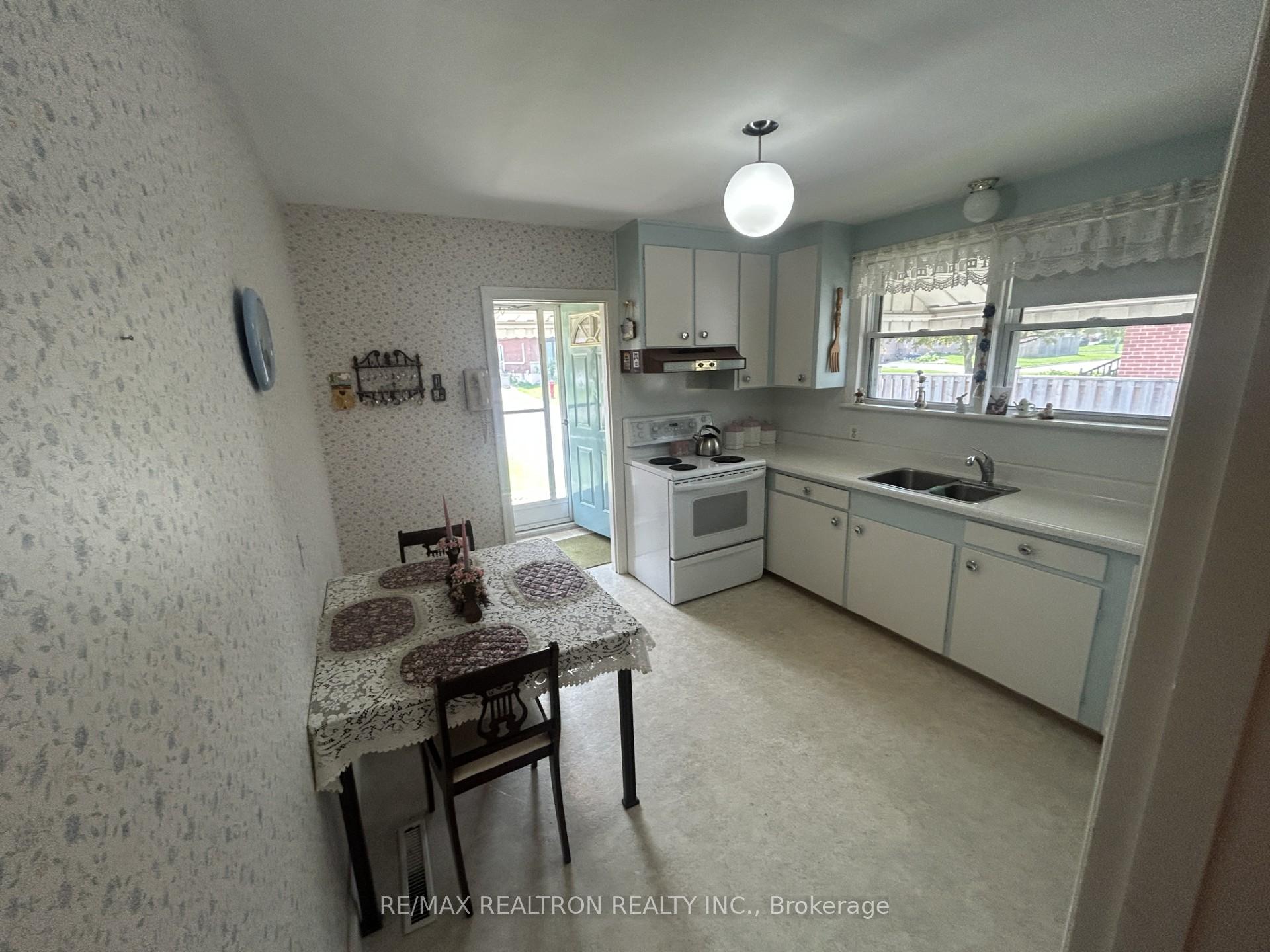 Photo 4 of 60 Upper Walker Avenue, Hamilton, Stoney Creek — HOMEH
