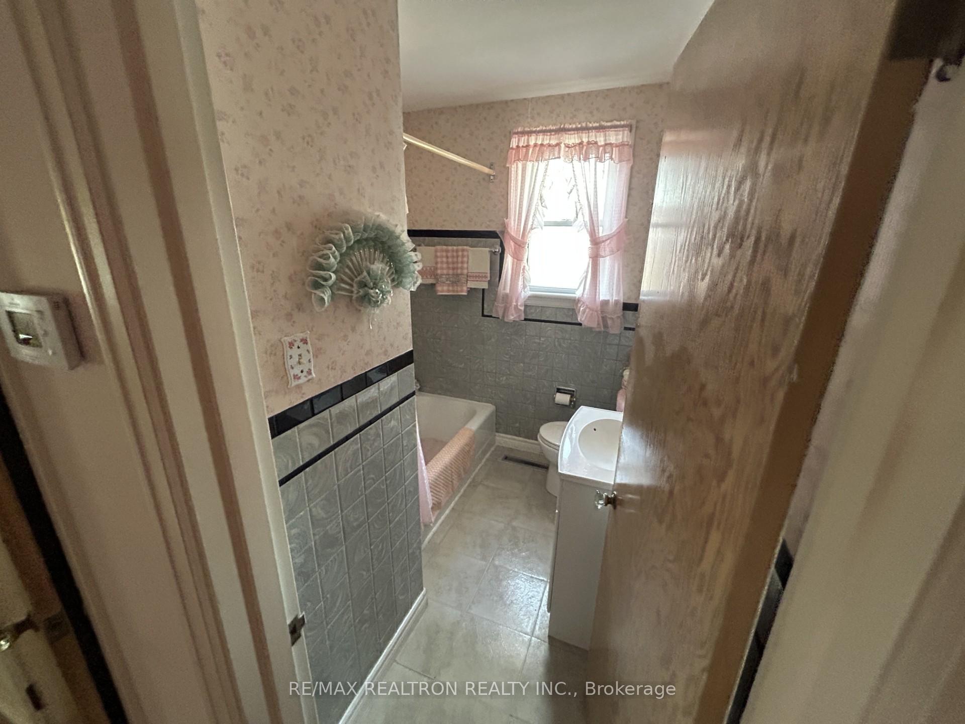 Photo 15 of 60 Upper Walker Avenue, Hamilton, Stoney Creek — HOMEH