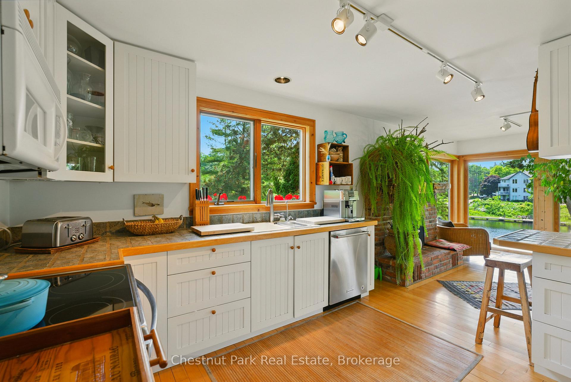 Photo 9 of 78 Dill Street, Bracebridge, Macaulay — HOMEH