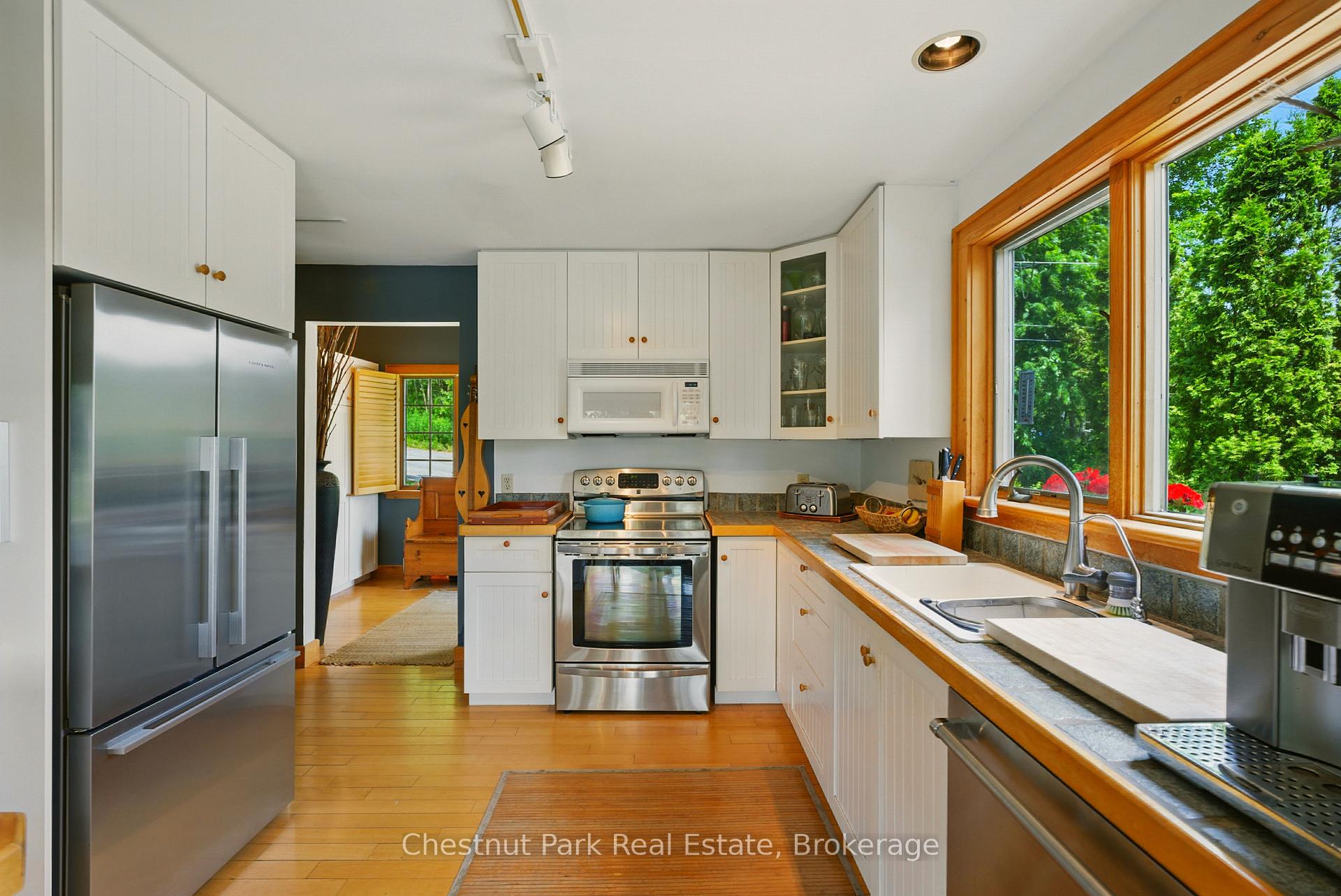 Photo 11 of 78 Dill Street, Bracebridge, Macaulay — HOMEH