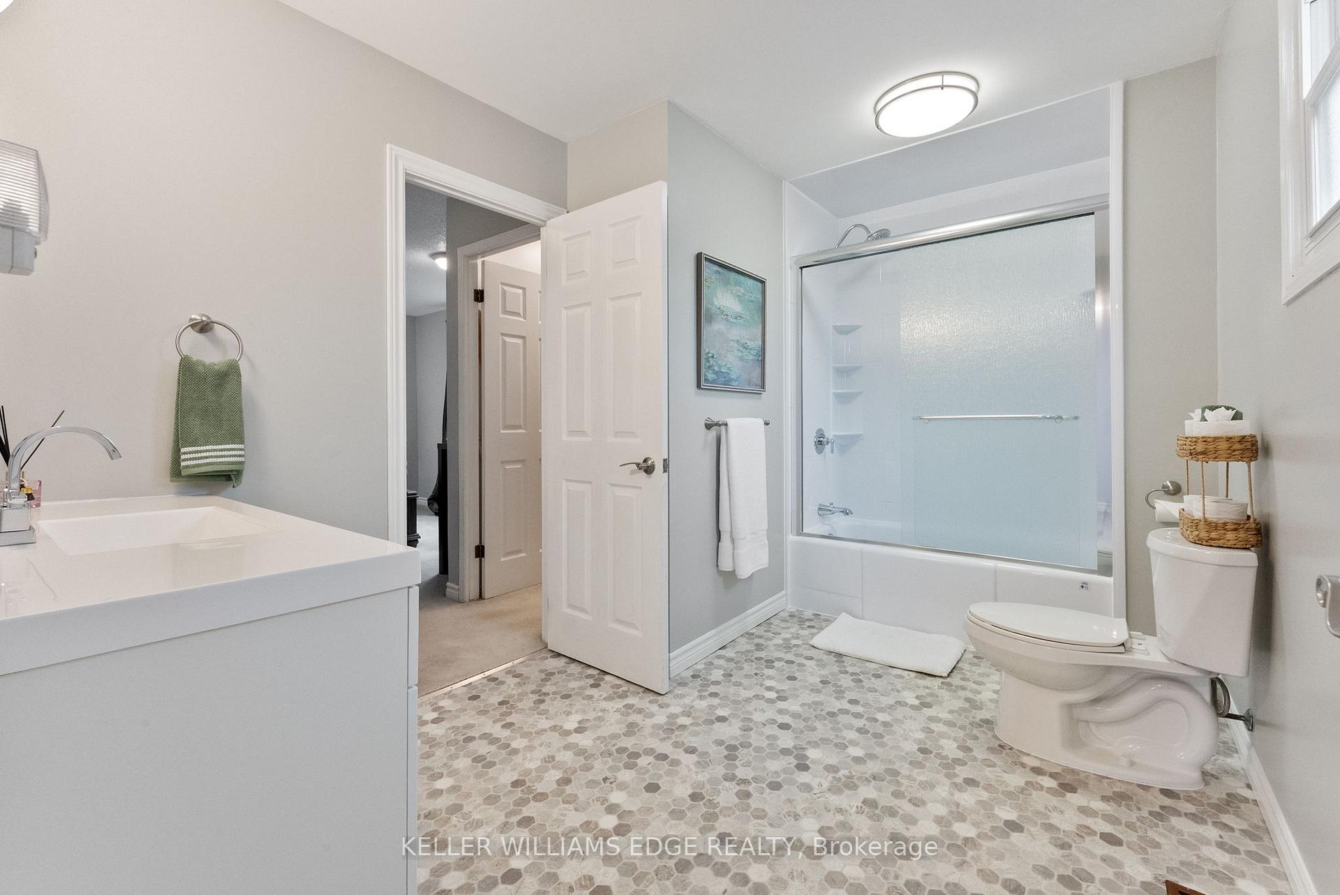 Photo 14 of 16 Drakes Drive, Hamilton, Lakeshore — HOMEH