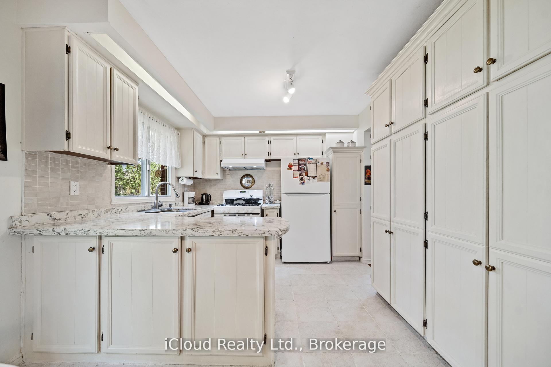 Photo 10 of 1 Carnforth Drive, Brampton, Snelgrove — HOMEH