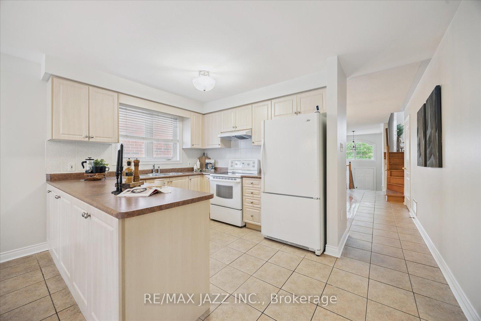 Photo 4 of 12 Lacroix Court, Whitby, Taunton North — HOMEH
