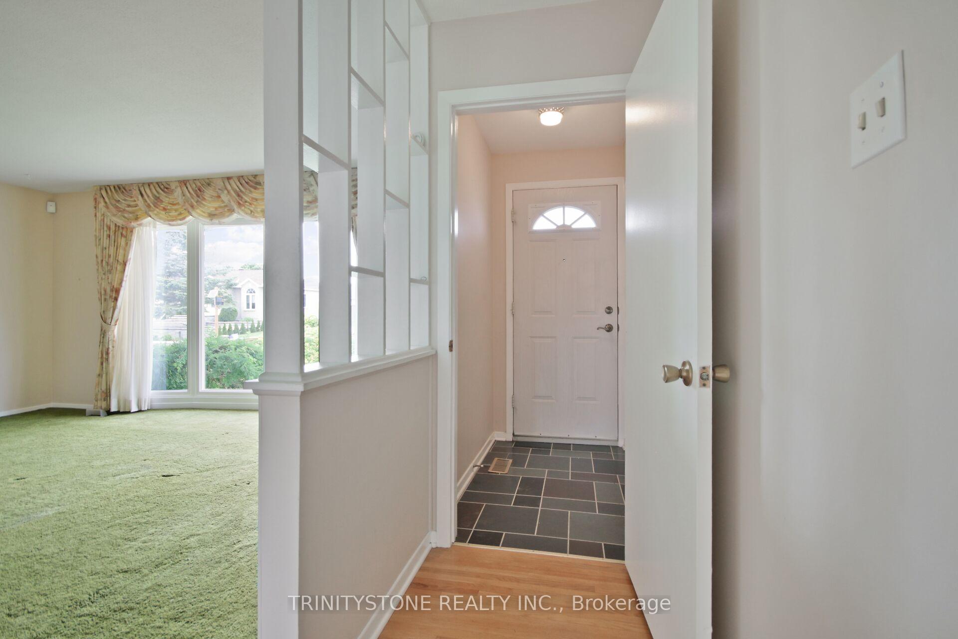 Photo 4 of 18 charing Road, Ottawa, Craig Henry/Woodvale — HOMEH