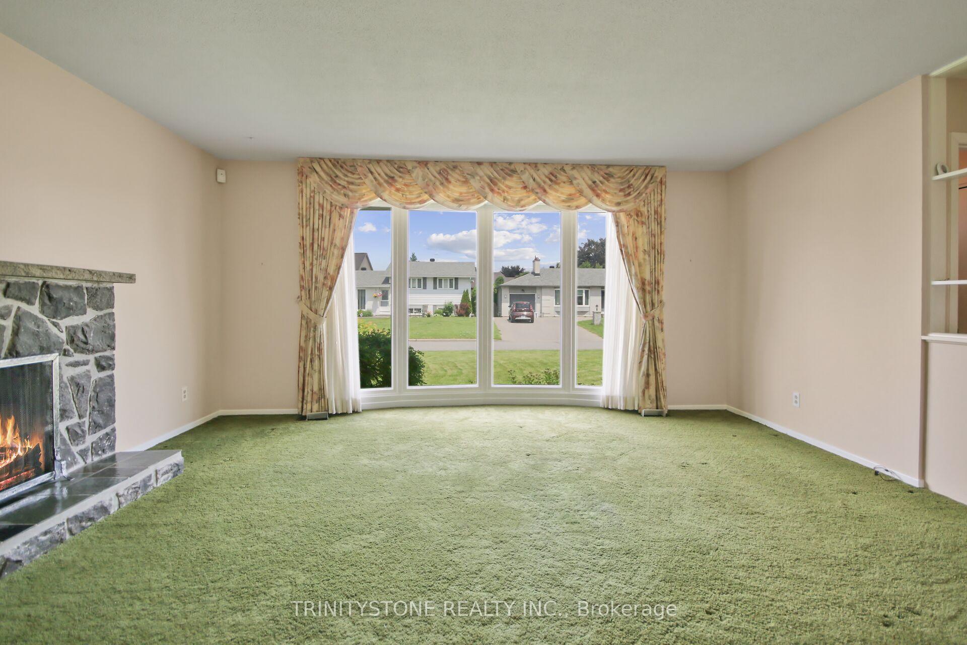 Photo 13 of 18 charing Road, Ottawa, Craig Henry/Woodvale — HOMEH
