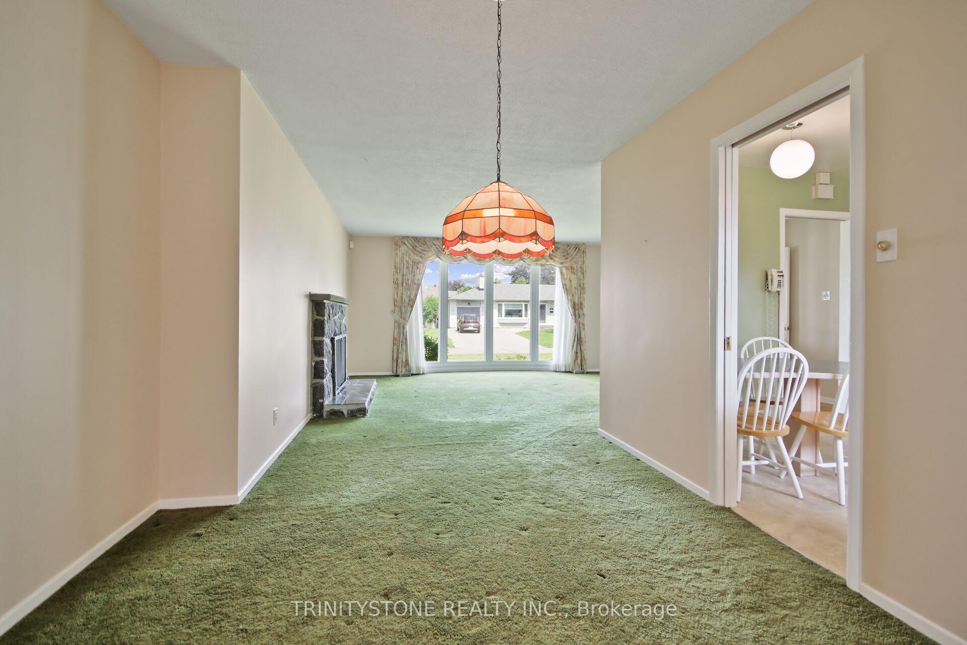 Photo 16 of 18 charing Road, Ottawa, Craig Henry/Woodvale — HOMEH