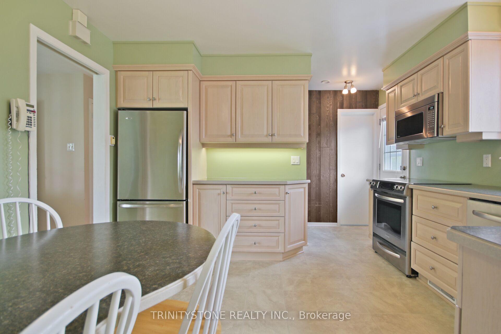 Photo 15 of 18 charing Road, Ottawa, Craig Henry/Woodvale — HOMEH