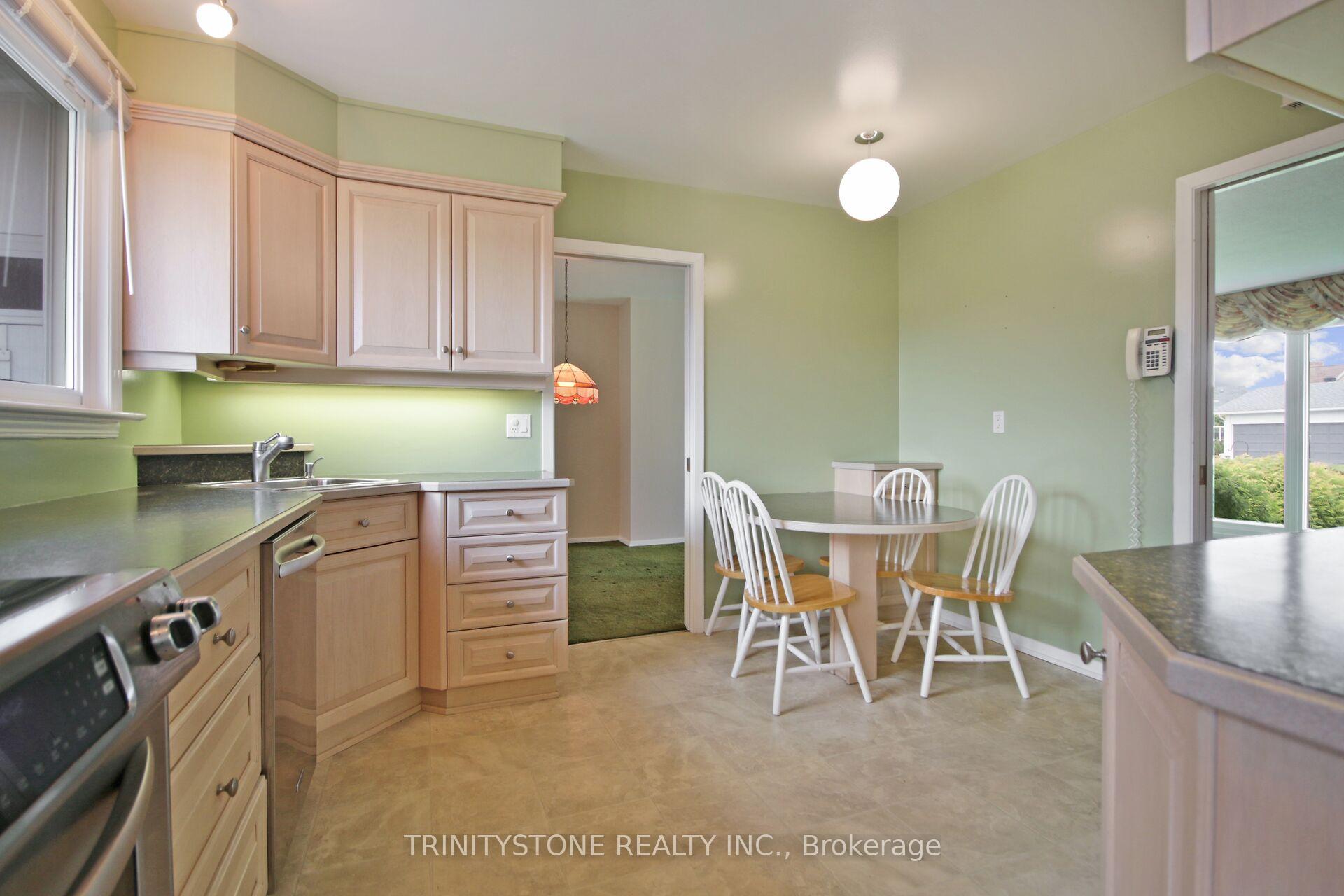 Photo 12 of 18 charing Road, Ottawa, Craig Henry/Woodvale — HOMEH