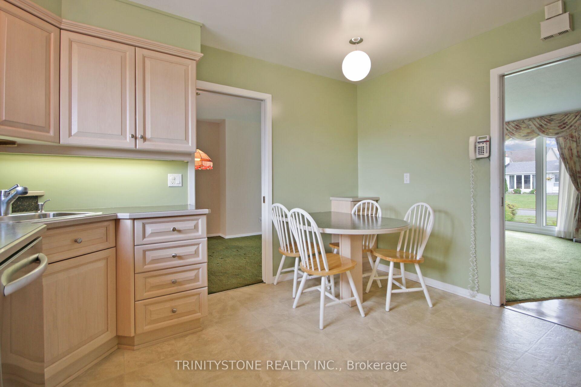 Photo 17 of 18 charing Road, Ottawa, Craig Henry/Woodvale — HOMEH