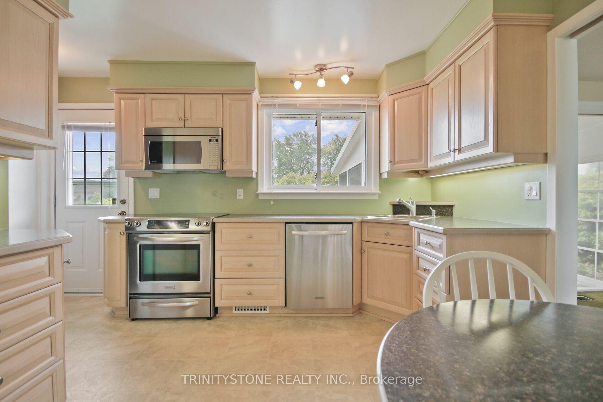 Photo 18 of 18 charing Road, Ottawa, Craig Henry/Woodvale — HOMEH
