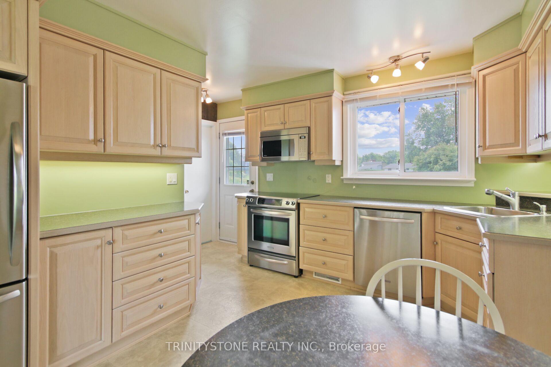 Photo 14 of 18 charing Road, Ottawa, Craig Henry/Woodvale — HOMEH