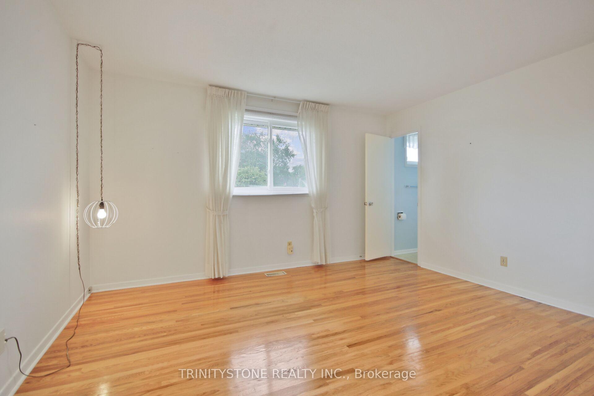 Photo 37 of 18 charing Road, Ottawa, Craig Henry/Woodvale — HOMEH