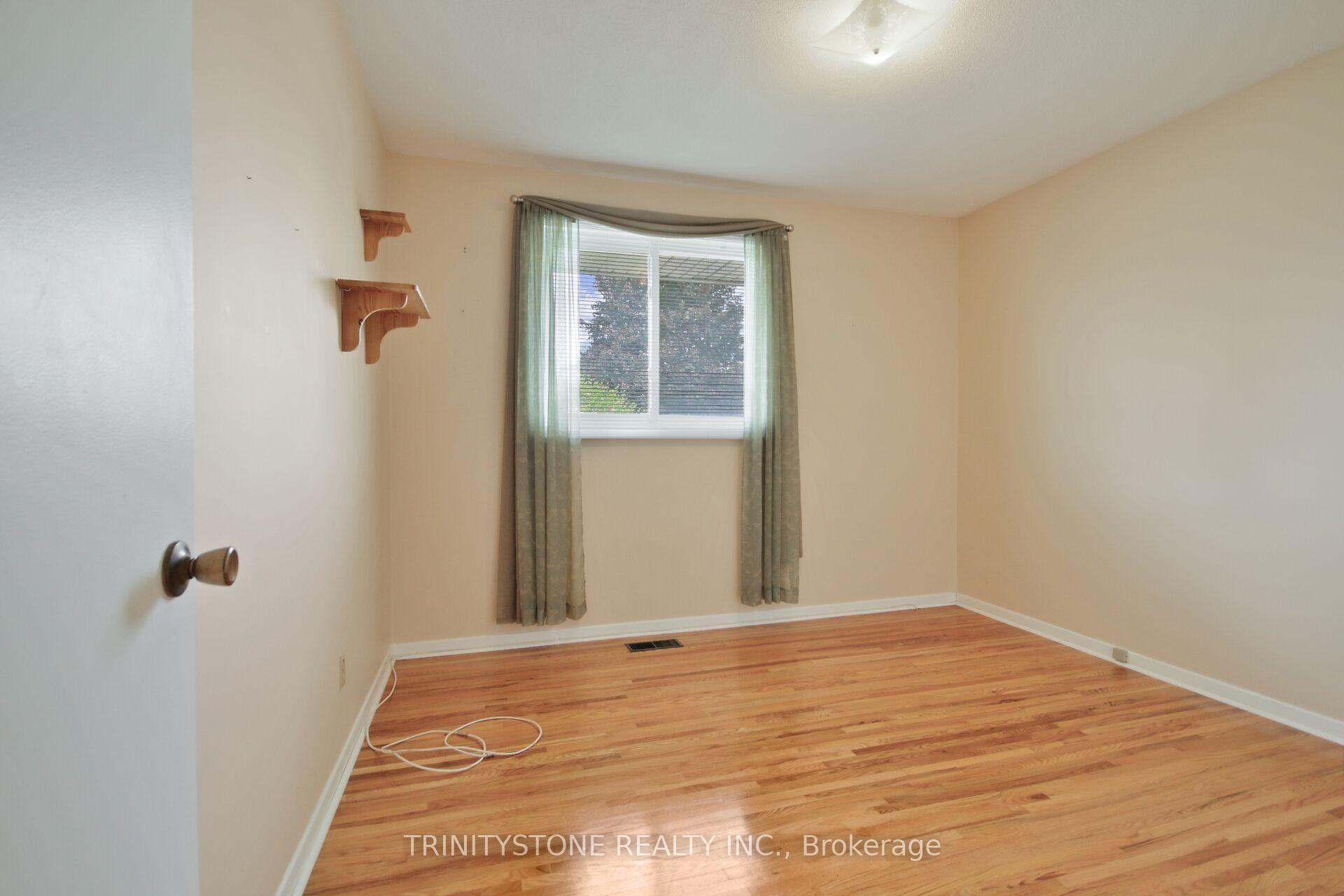 Photo 22 of 18 charing Road, Ottawa, Craig Henry/Woodvale — HOMEH
