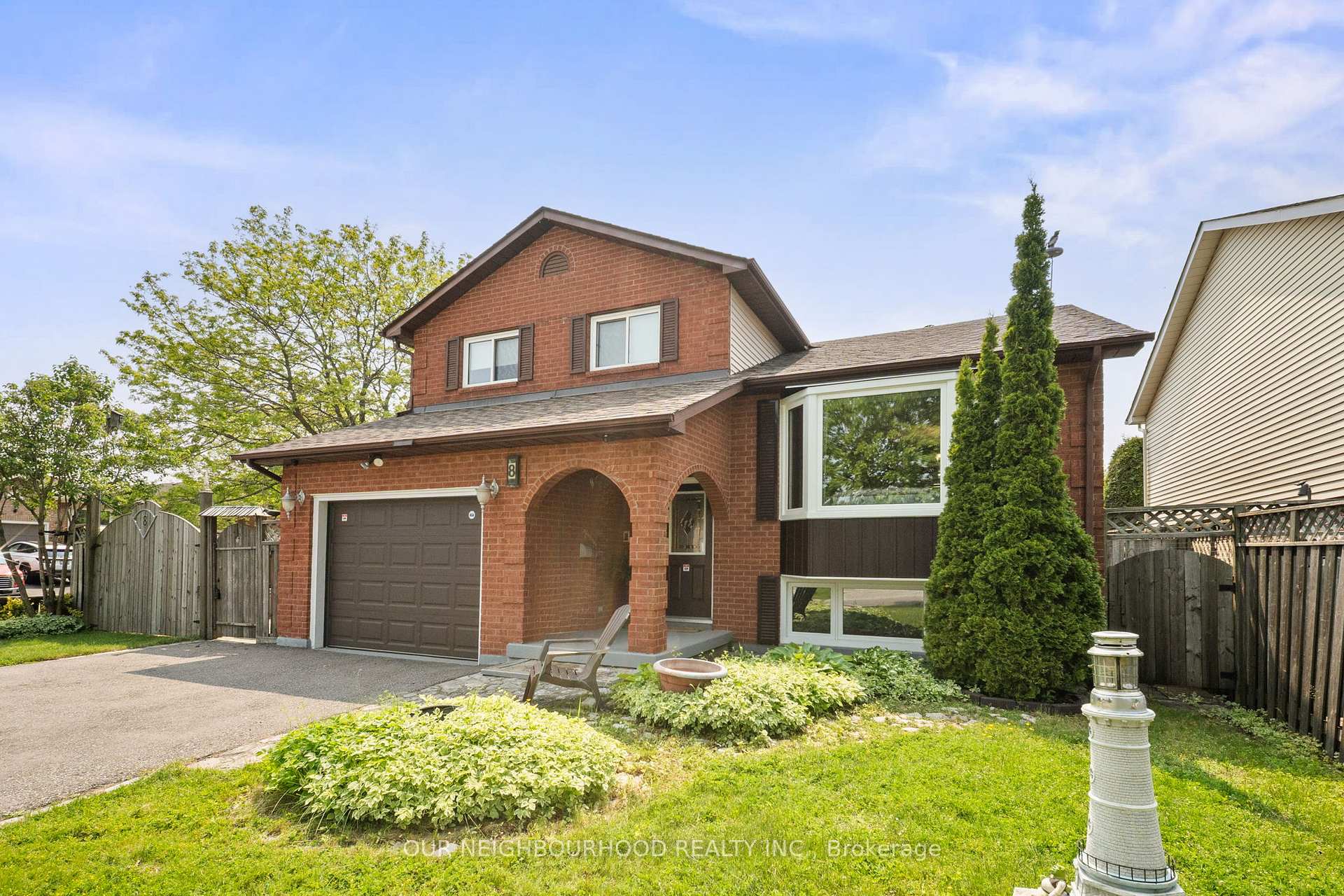 Photo 2 of 8 Bruntsfield Street, Clarington, Courtice — HOMEH