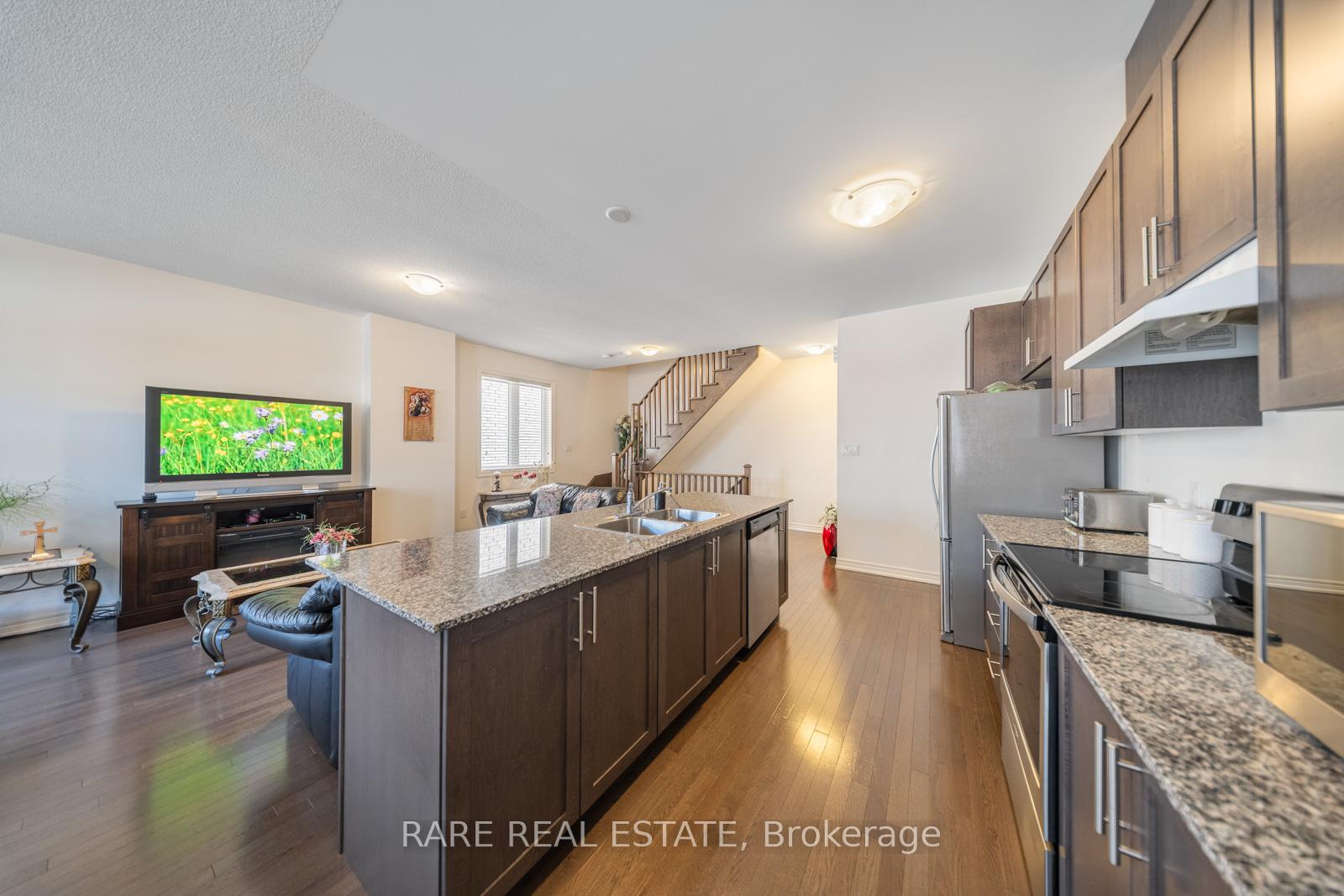 Photo 7 of 91 Fruitvale Circle, Brampton, Northwest Brampton — HOMEH