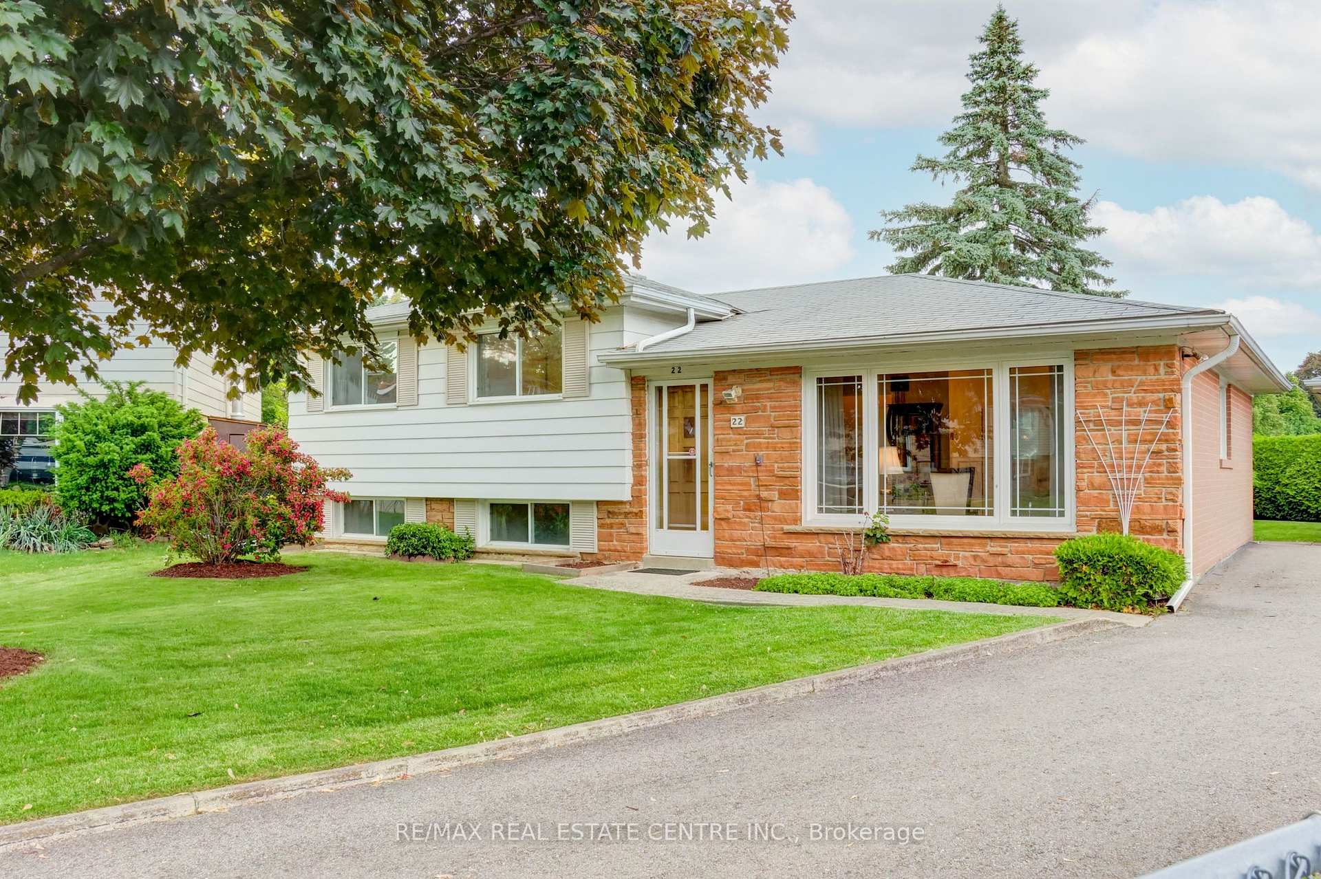 Photo 7 of 22 Belfountain Court, Brampton, Brampton East — HOMEH