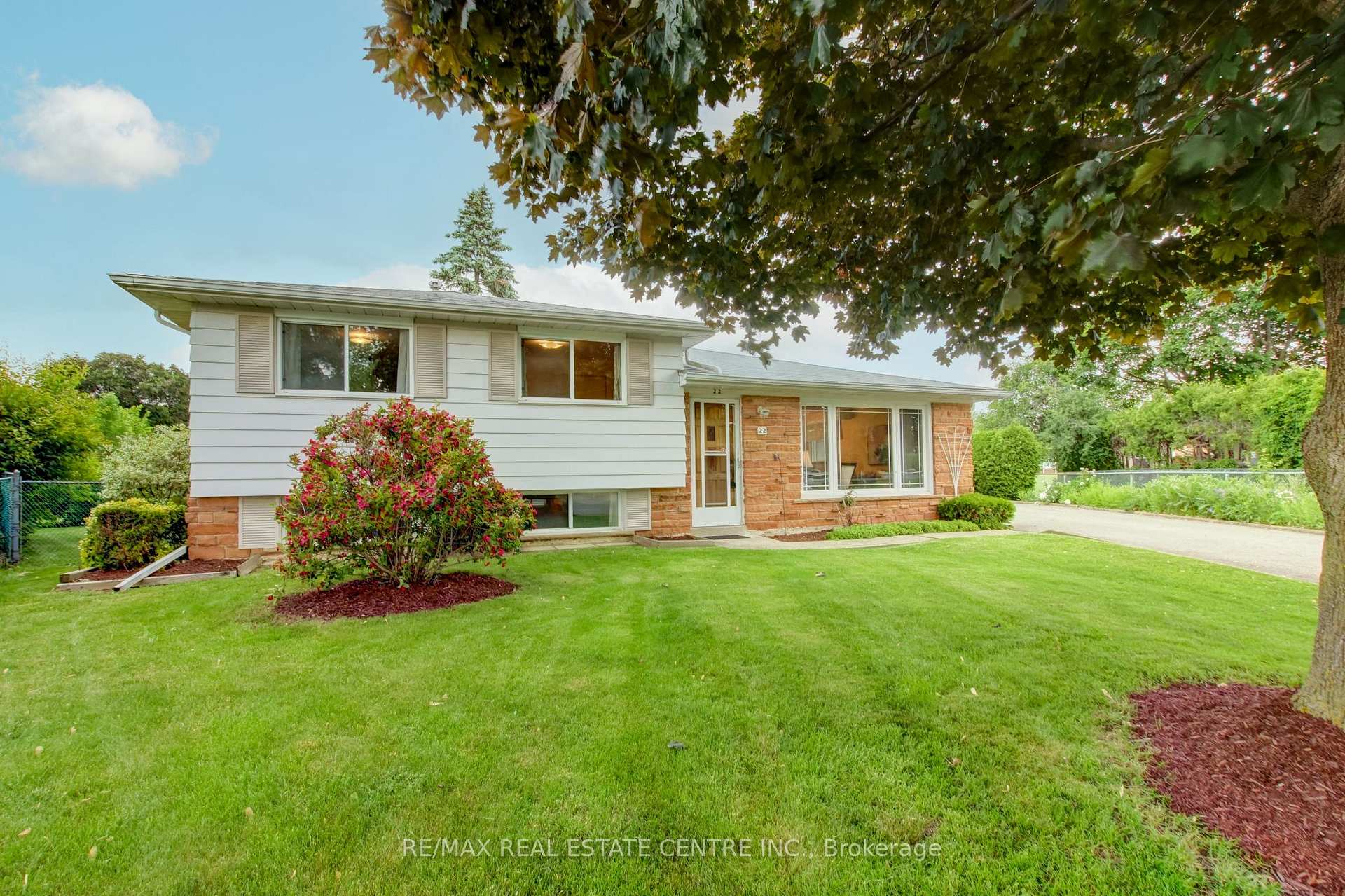 Photo 9 of 22 Belfountain Court, Brampton, Brampton East — HOMEH
