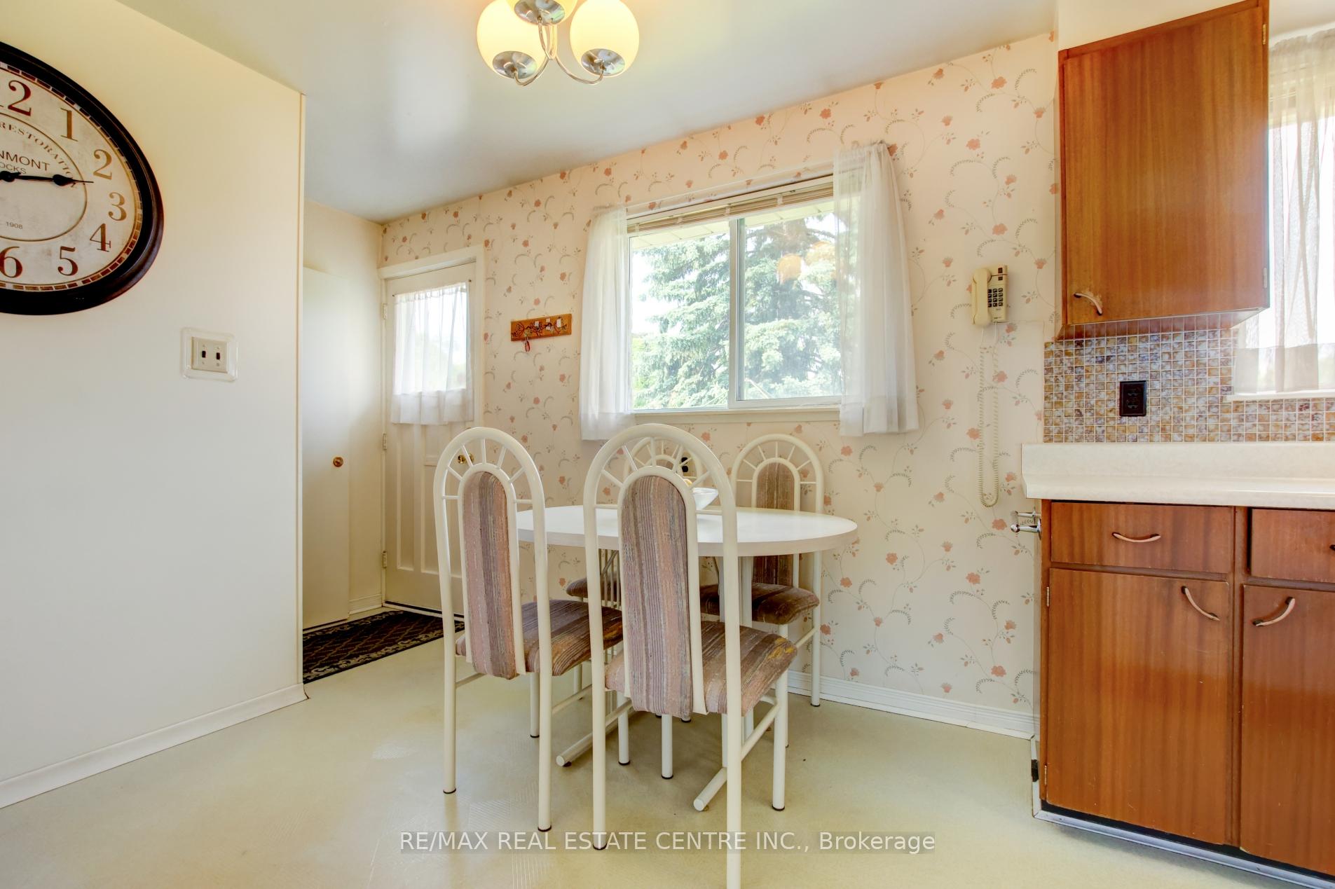 Photo 5 of 22 Belfountain Court, Brampton, Brampton East — HOMEH