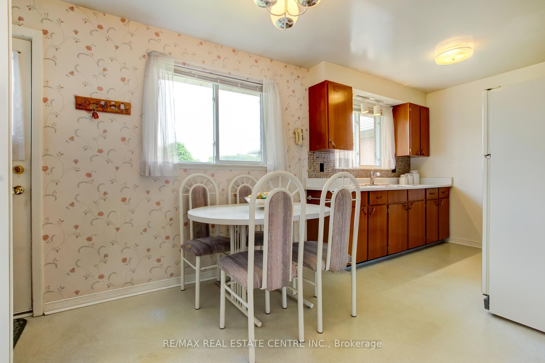 Photo 2 of 22 Belfountain Court, Brampton, Brampton East — HOMEH