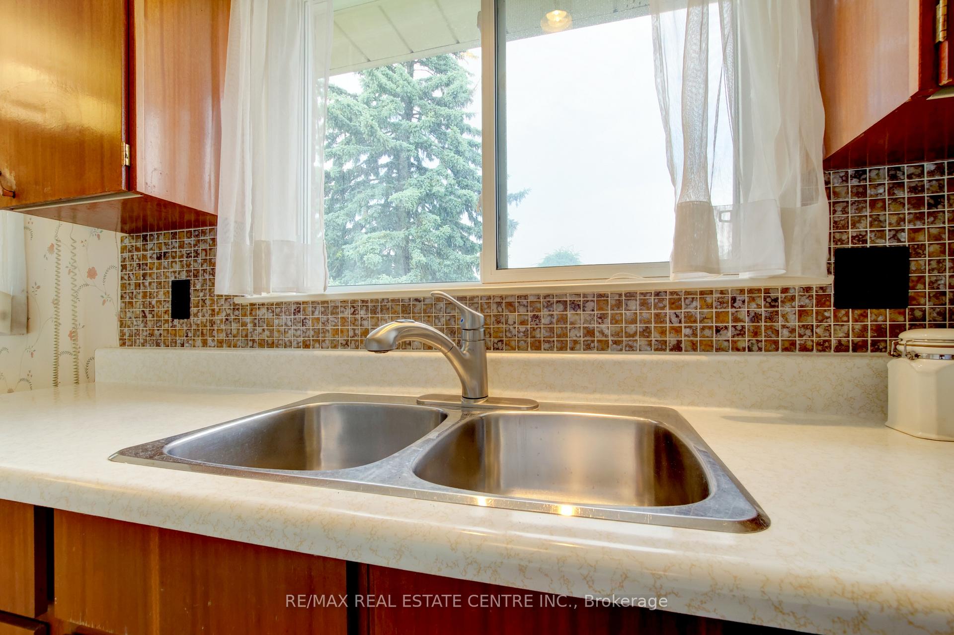 Photo 8 of 22 Belfountain Court, Brampton, Brampton East — HOMEH