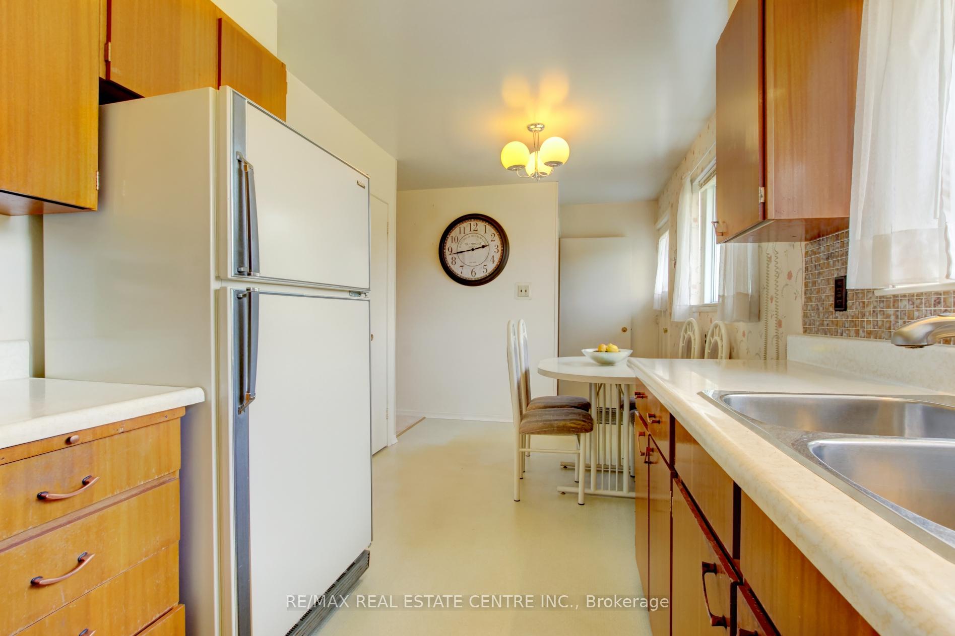 Photo 4 of 22 Belfountain Court, Brampton, Brampton East — HOMEH