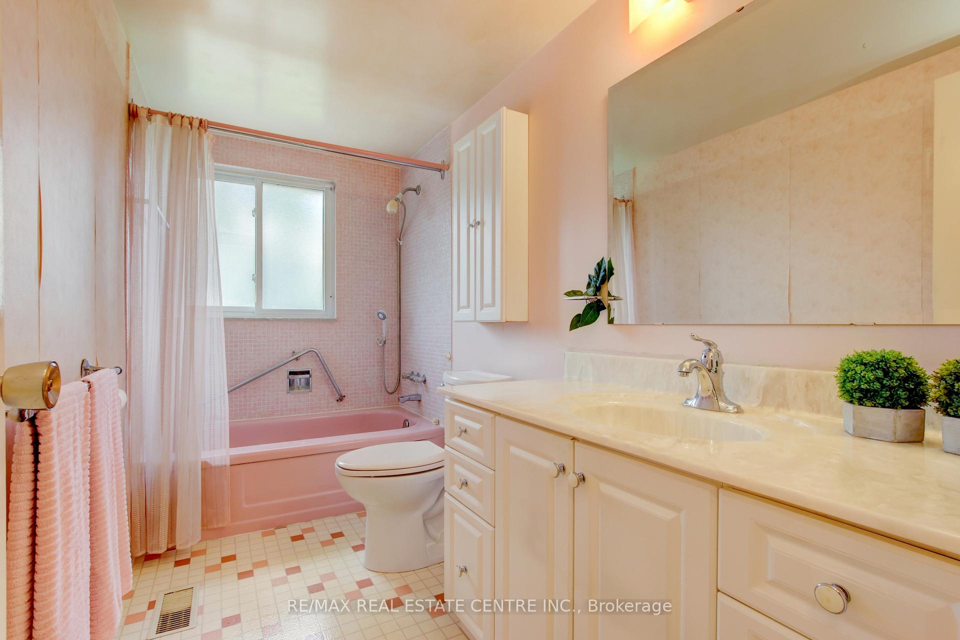Photo 14 of 22 Belfountain Court, Brampton, Brampton East — HOMEH