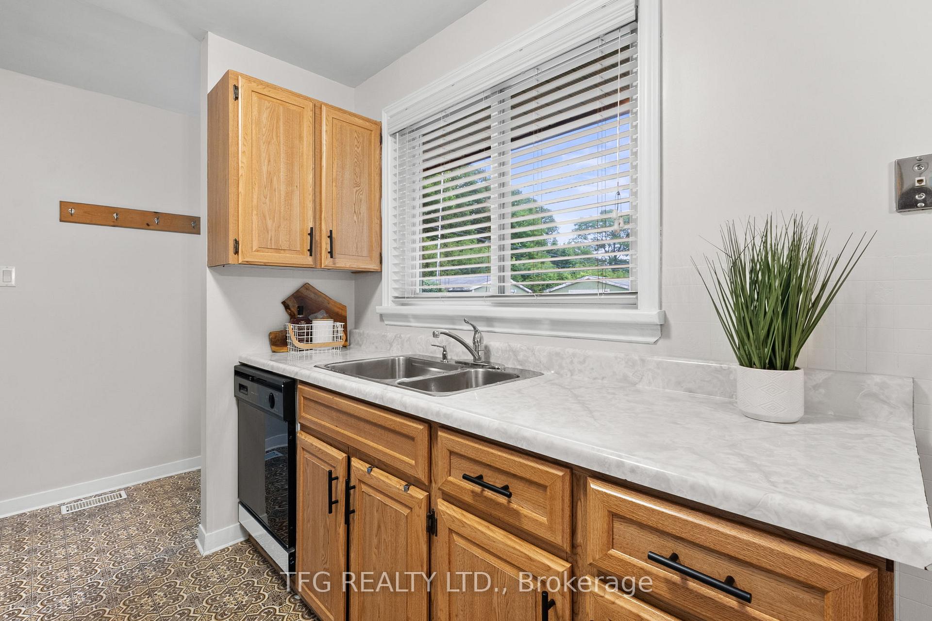 Photo 10 of 1005 Everton Road, Midland — HOMEH