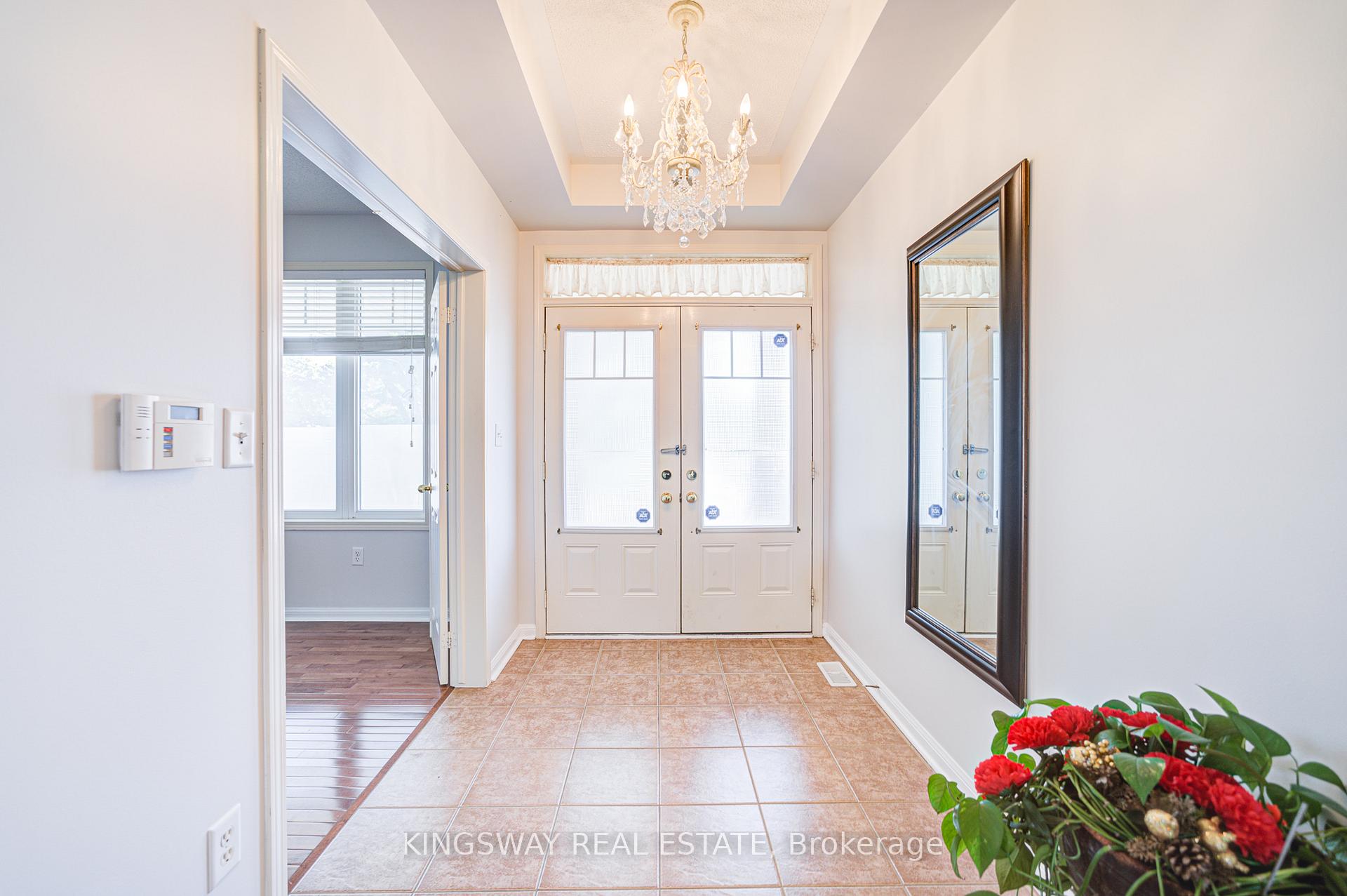Photo 10 of 7 Bonavista Drive, Brampton, Credit Valley — HOMEH