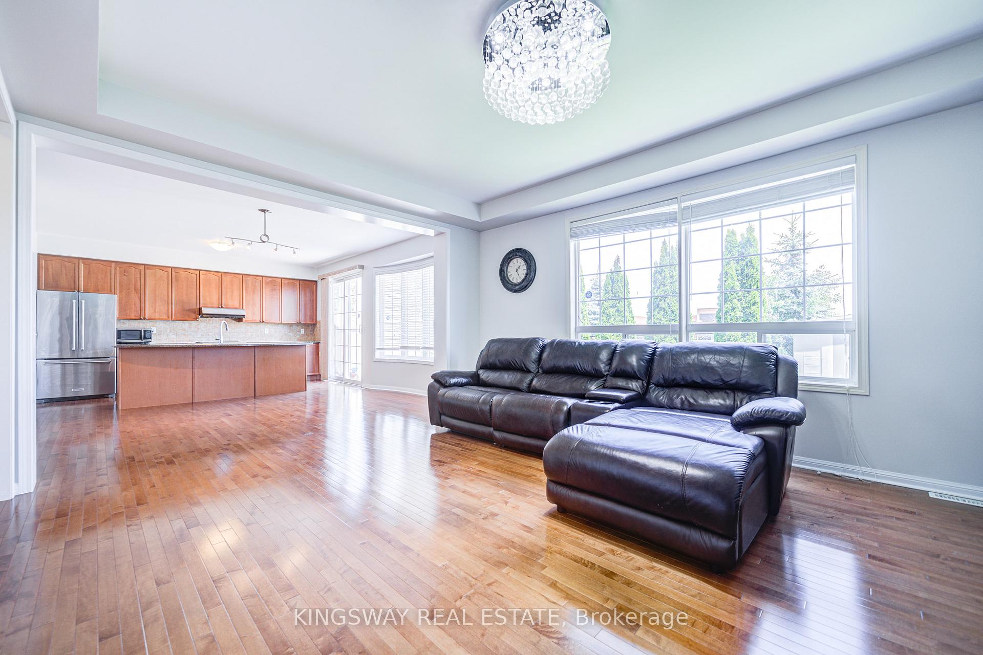 Photo 9 of 7 Bonavista Drive, Brampton, Credit Valley — HOMEH