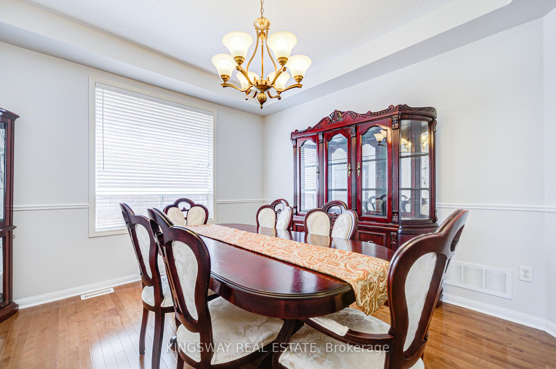 Photo 4 of 7 Bonavista Drive, Brampton, Credit Valley — HOMEH