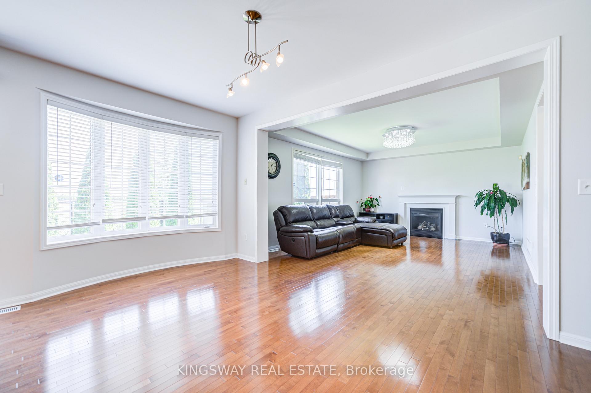 Photo 13 of 7 Bonavista Drive, Brampton, Credit Valley — HOMEH