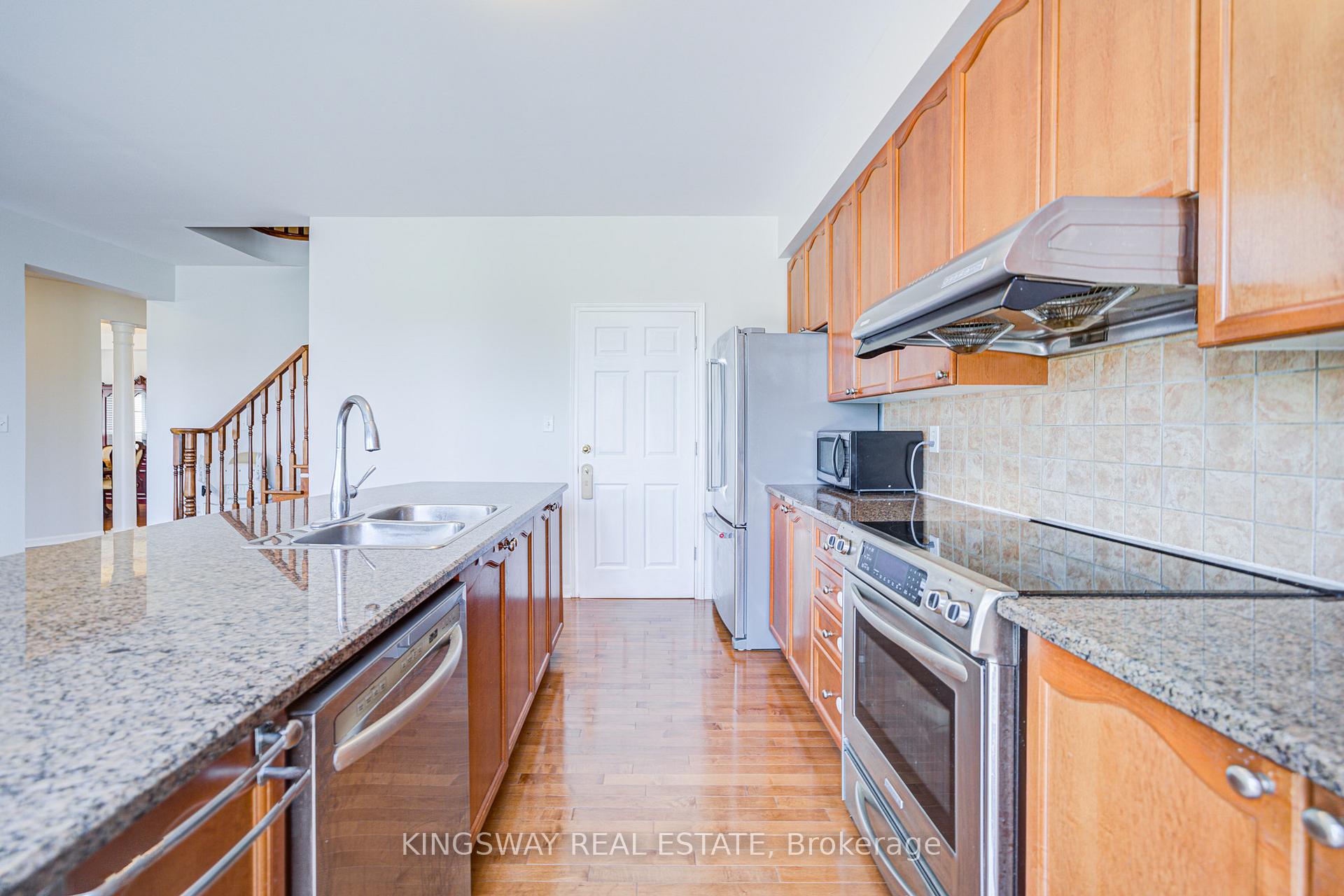 Photo 11 of 7 Bonavista Drive, Brampton, Credit Valley — HOMEH